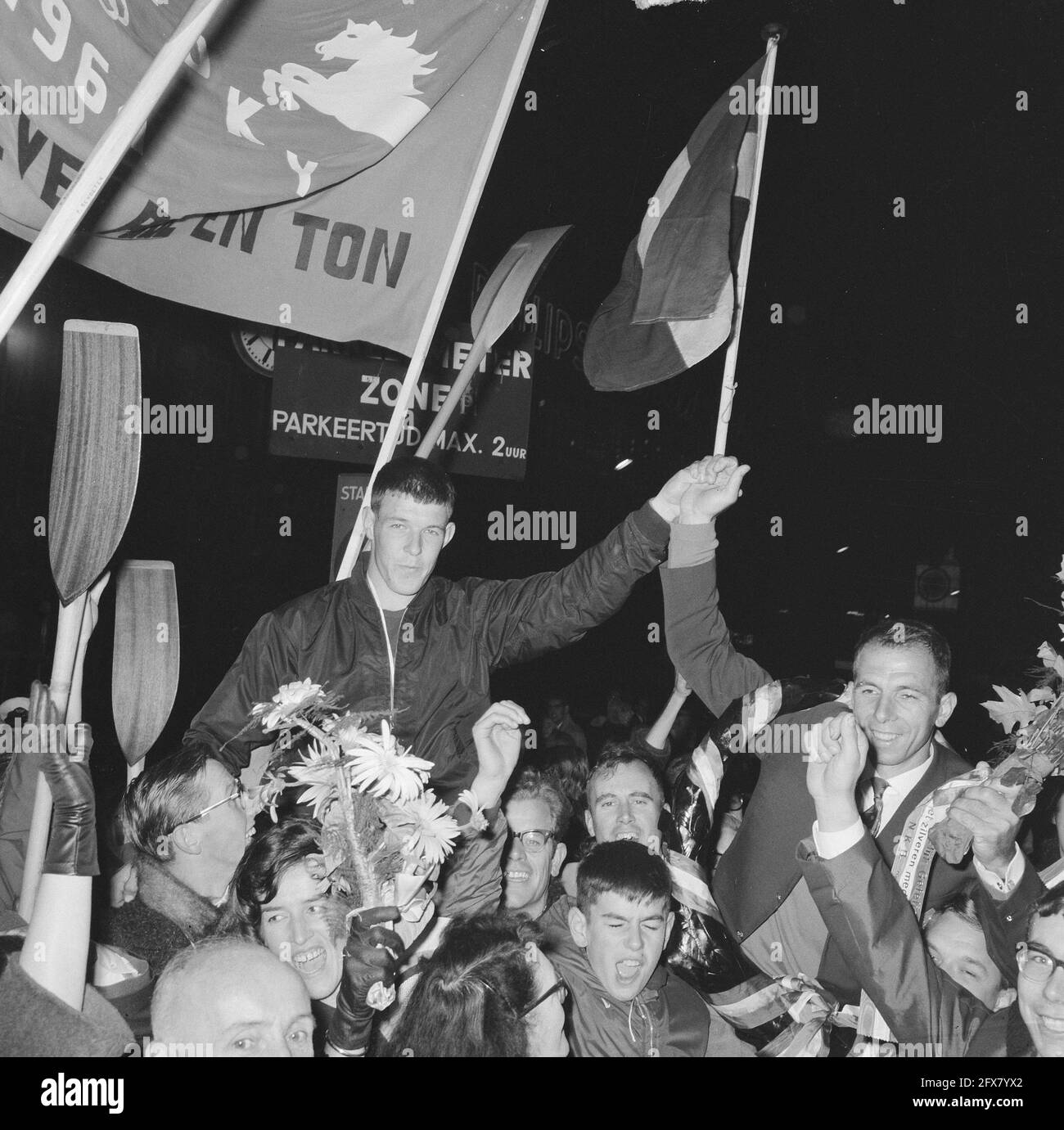 Ankunft Olympisches Team in Schiphol, Hoekstra und Geurts (Kanu), 22. Oktober 1964, Ankunft, Kanufahrer, Teams, Niederlande, Foto der Presseagentur des 20. Jahrhunderts, zu erinnerende Nachrichten, Dokumentarfilm, historische Fotografie 1945-1990, visuelle Geschichten, Menschliche Geschichte des zwanzigsten Jahrhunderts, Momente in der Zeit festzuhalten Stockfoto