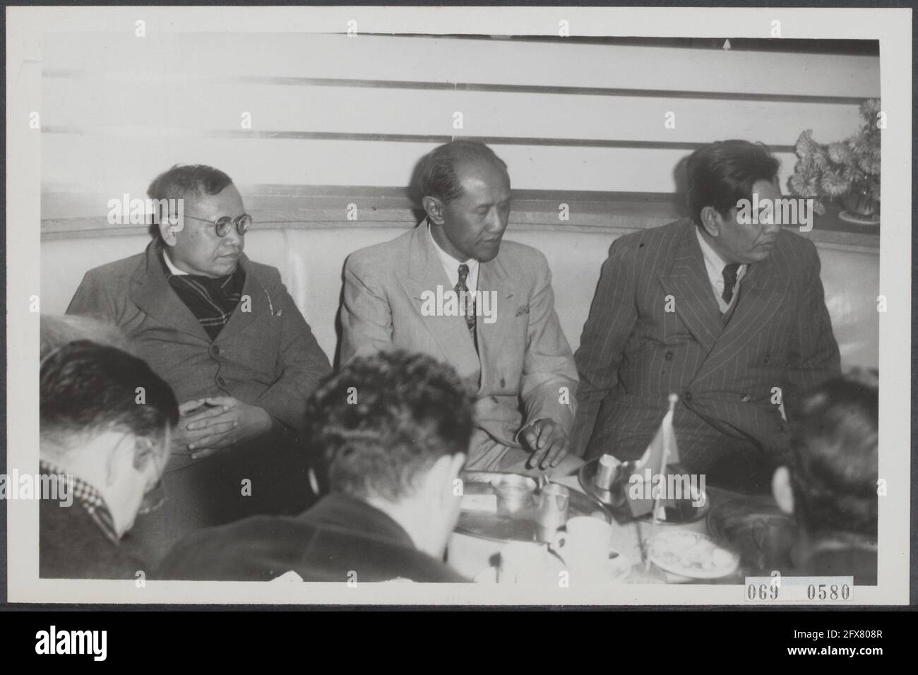 Ankunft der Delegation der Vereinigten Staaten von Indonesien aus Neuguinea in Schiphol. Bei der Ankunft in Schiphol waren einige der Delegierten bereit, mit Journalisten zu sprechen. Fltr. Kasimo, Vorsitzender der Katholischen Indischen Partei; Soekiman, Vorsitzender Masjoemi und Yamin, unabhängiges Parlamentsmitglied, 30. Oktober 1950, Ankunft, Delegationen, Pressekonferenzen, Politiker, Niederlande, Foto der Presseagentur des 20. Jahrhunderts, Nachrichten zur Erinnerung, Dokumentarfilm, historische Fotografie 1945-1990, visuelle Geschichten, Menschliche Geschichte des zwanzigsten Jahrhunderts, Momente in der Zeit festzuhalten Stockfoto