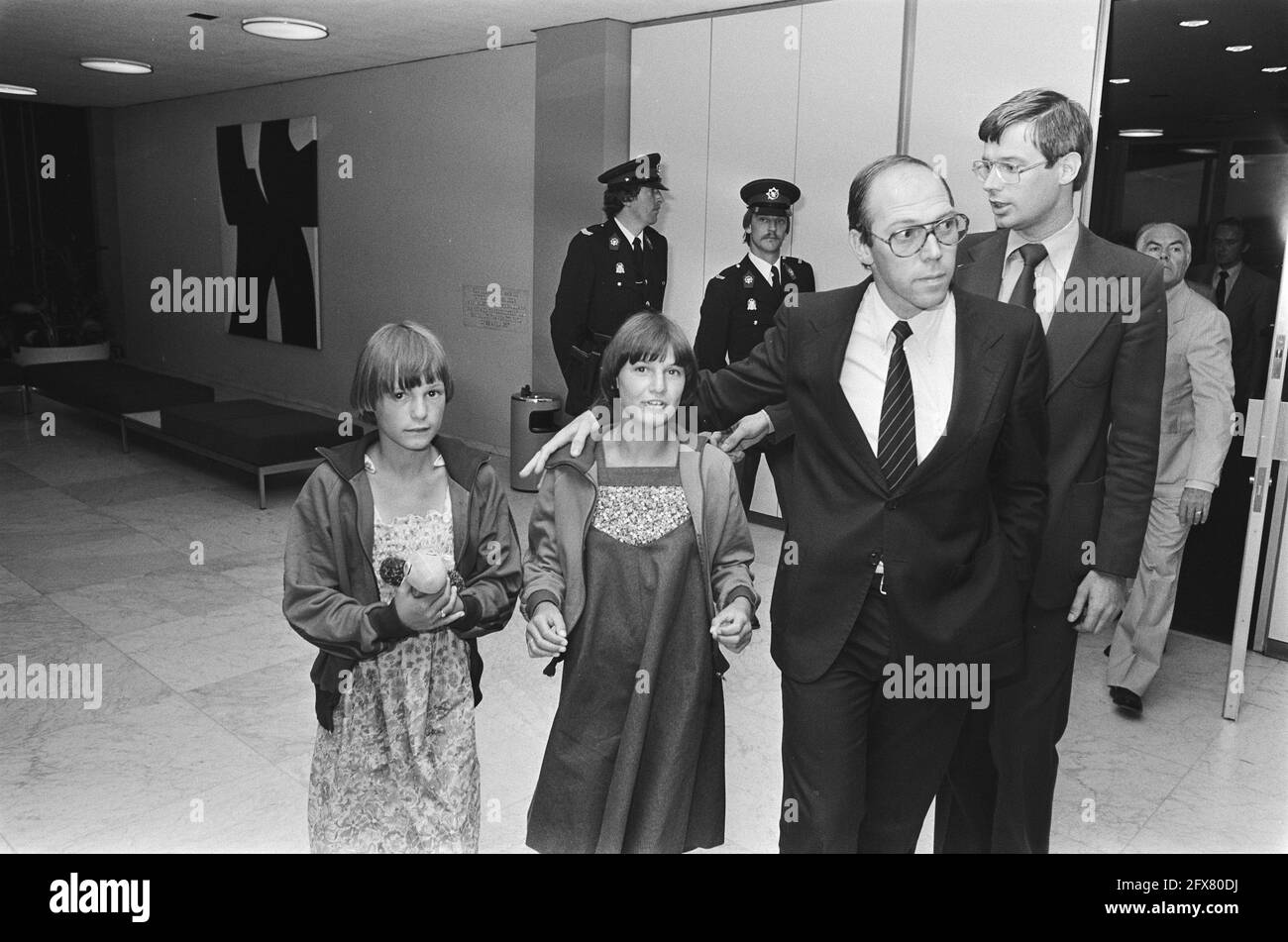 Ankunft von Überlebenden der Gasexplosion auf dem spanischen Campingplatz Los Afagues in Schiphol, zwei Töchter der Familie La Haye mit ANWB-Vertreter, 12. Juli 1978, Ankunft, Töchter, Familien, Niederlande, Foto der Presseagentur des 20. Jahrhunderts, Nachrichten zum erinnern, Dokumentarfilm, historische Fotografie 1945-1990, visuelle Geschichten, Menschliche Geschichte des zwanzigsten Jahrhunderts, Momente in der Zeit festzuhalten Stockfoto