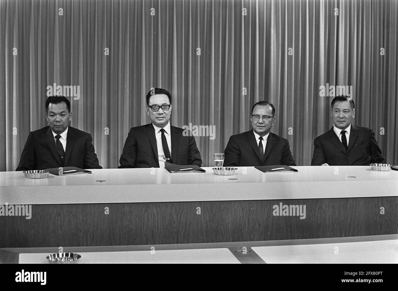 Ankunft der philippinischen Finanzmission unter der Leitung von E. Ocampo, Director Development Bank, am Flughafen Schiphol, 26. März 1968, Ankünfte, Regisseure, Missionen, Niederlande, Foto der Presseagentur des 20. Jahrhunderts, zu erinnerende Nachrichten, Dokumentation, historische Fotografie 1945-1990, visuelle Geschichten, Menschliche Geschichte des zwanzigsten Jahrhunderts, Momente in der Zeit festzuhalten Stockfoto