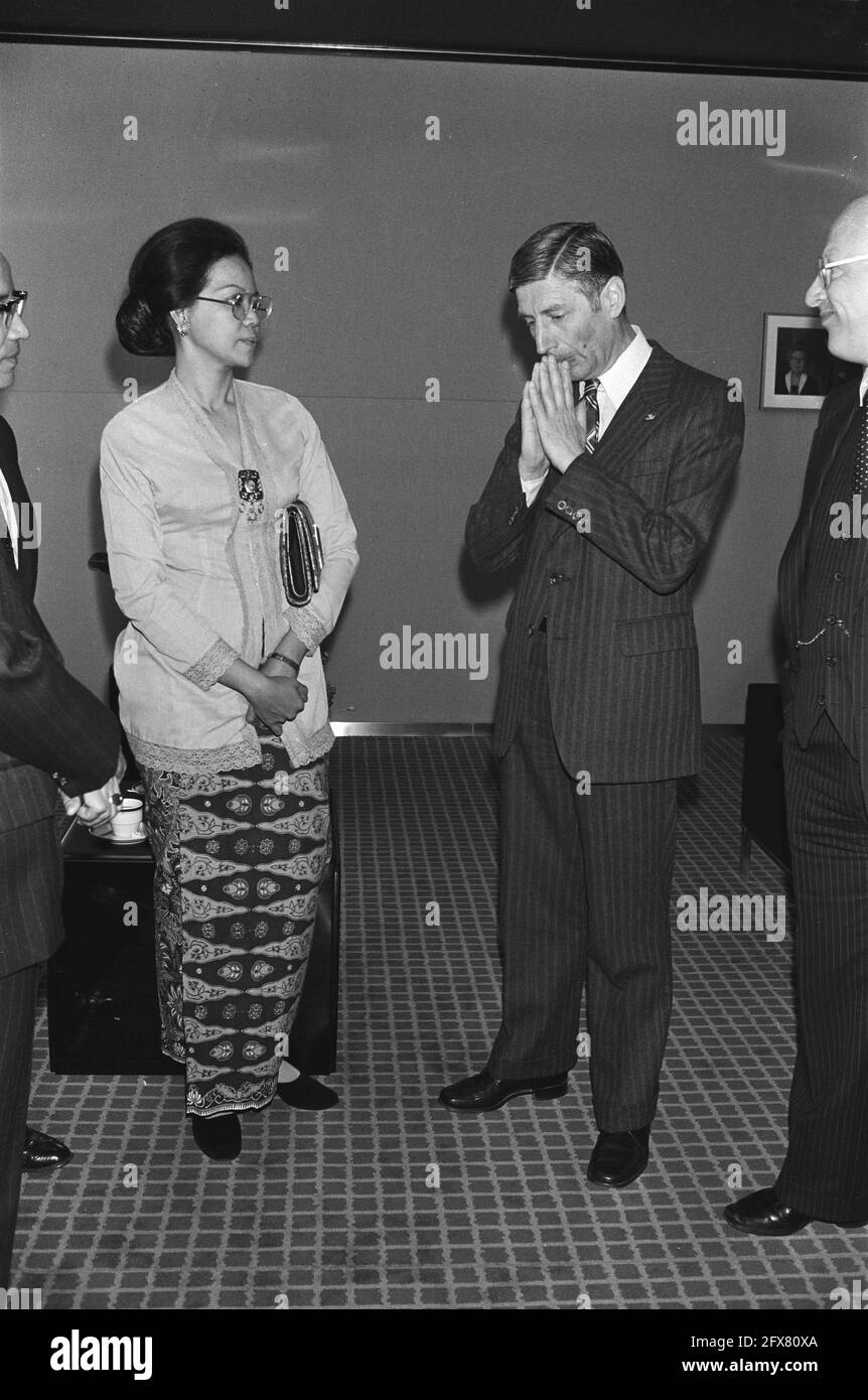 Ankunft von Premierminister van Agt am Flughafen Schiphol nach einem Besuch in Japan und Indonesien; Premierminister van Agt mit Ehefrau der indonesischen Presse Attache, 26. April 1980, Ankunft, Besuche, premierminister, Ehefrauen, Niederlande, Foto der Presseagentur des 20. Jahrhunderts, Nachrichten zur Erinnerung, Dokumentarfilm, historische Fotografie 1945-1990, visuelle Geschichten, Menschliche Geschichte des zwanzigsten Jahrhunderts, Momente in der Zeit festzuhalten Stockfoto