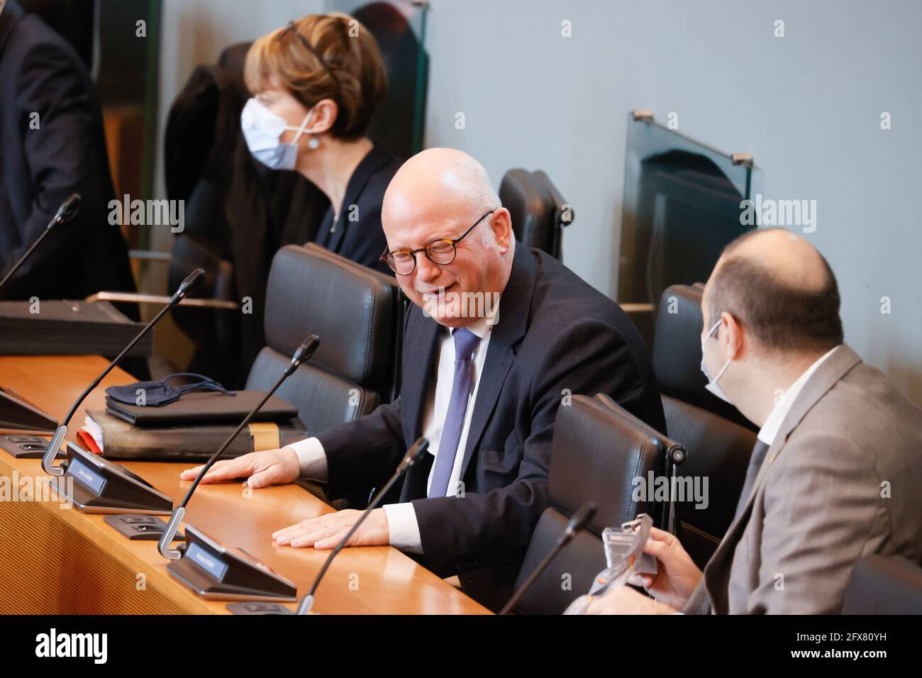 Wallonische Minister für Haushalt und Finanzen, Flughäfen und Sportinfrastruktur Jean-Luc Crucke im Bild während einer Plenarsitzung des wallonischen Parlaments Stockfoto