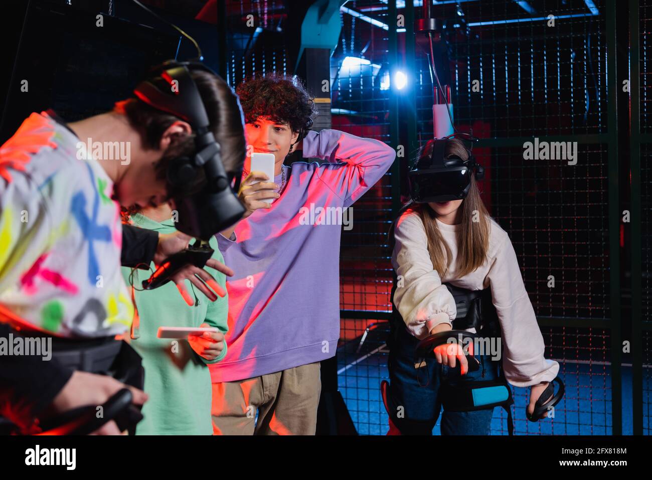 Teenager, der in der VR-Spielzone Fotos von Spielern gemacht hat Stockfoto