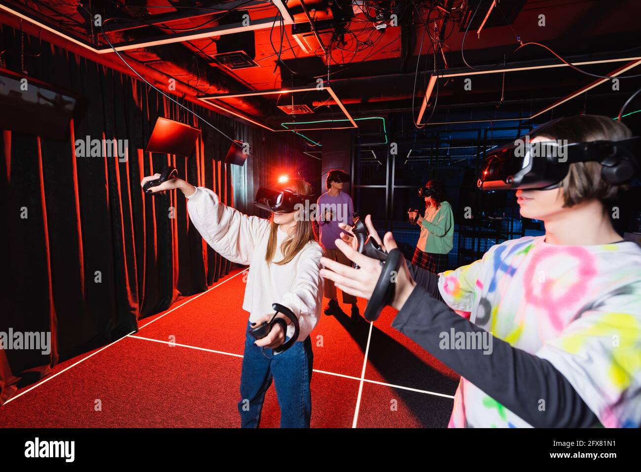 Teenager-Freunde, die Spaß in der Virtual-Reality-Spielzone haben Stockfoto