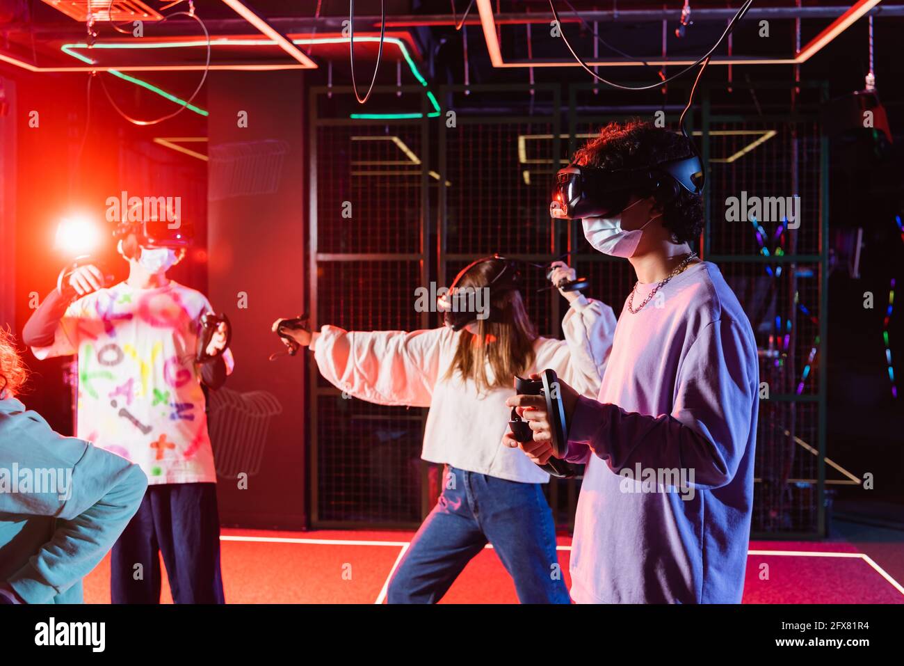 Teenager-Gamer mit VR-Headsets, die Spaß in der Spielzone haben Stockfoto