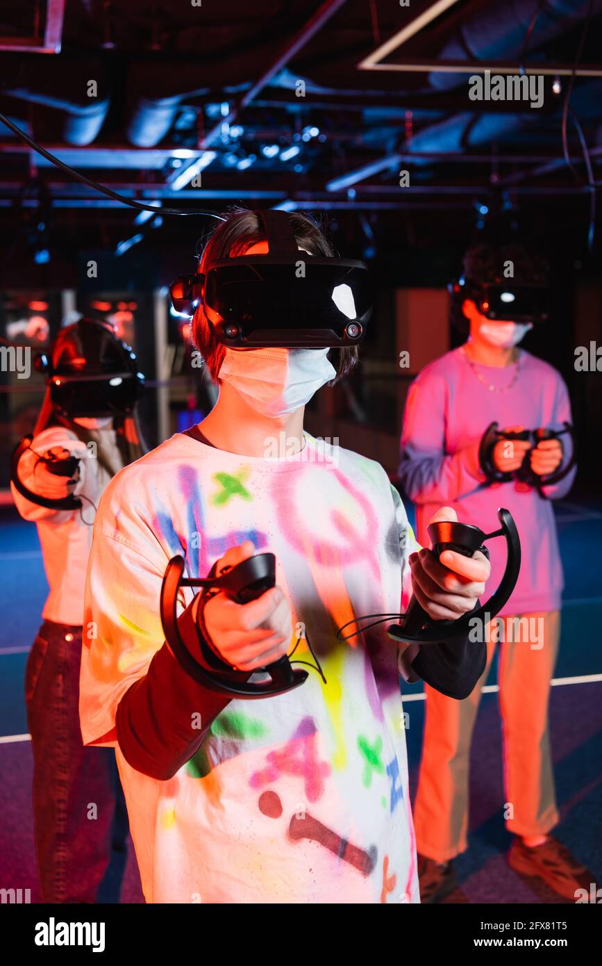 Teenager-Gamer mit VR-Headsets haben Spaß im Spielzimmer Stockfoto