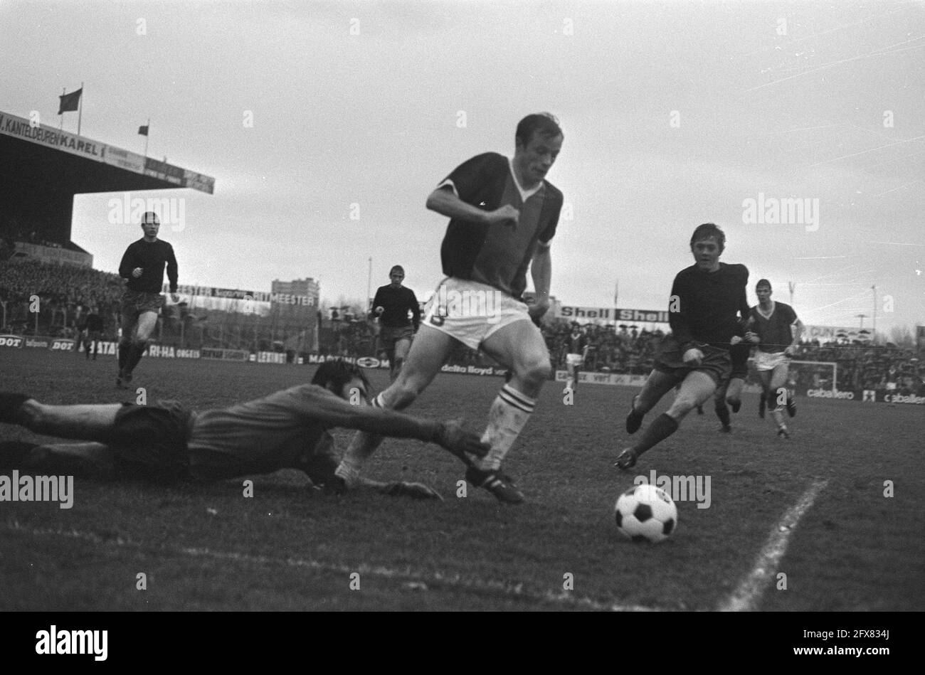 ADO gegen Excelsior 0-0; Torhüter E. van der Roer happt Ball weg, 6. Dezember 1970, Sport, Fußball, Niederlande, 20. Jahrhundert Presseagentur Foto, Nachrichten zu erinnern, Dokumentarfilm, historische Fotografie 1945-1990, visuelle Geschichten, Menschliche Geschichte des zwanzigsten Jahrhunderts, Momente in der Zeit festzuhalten Stockfoto