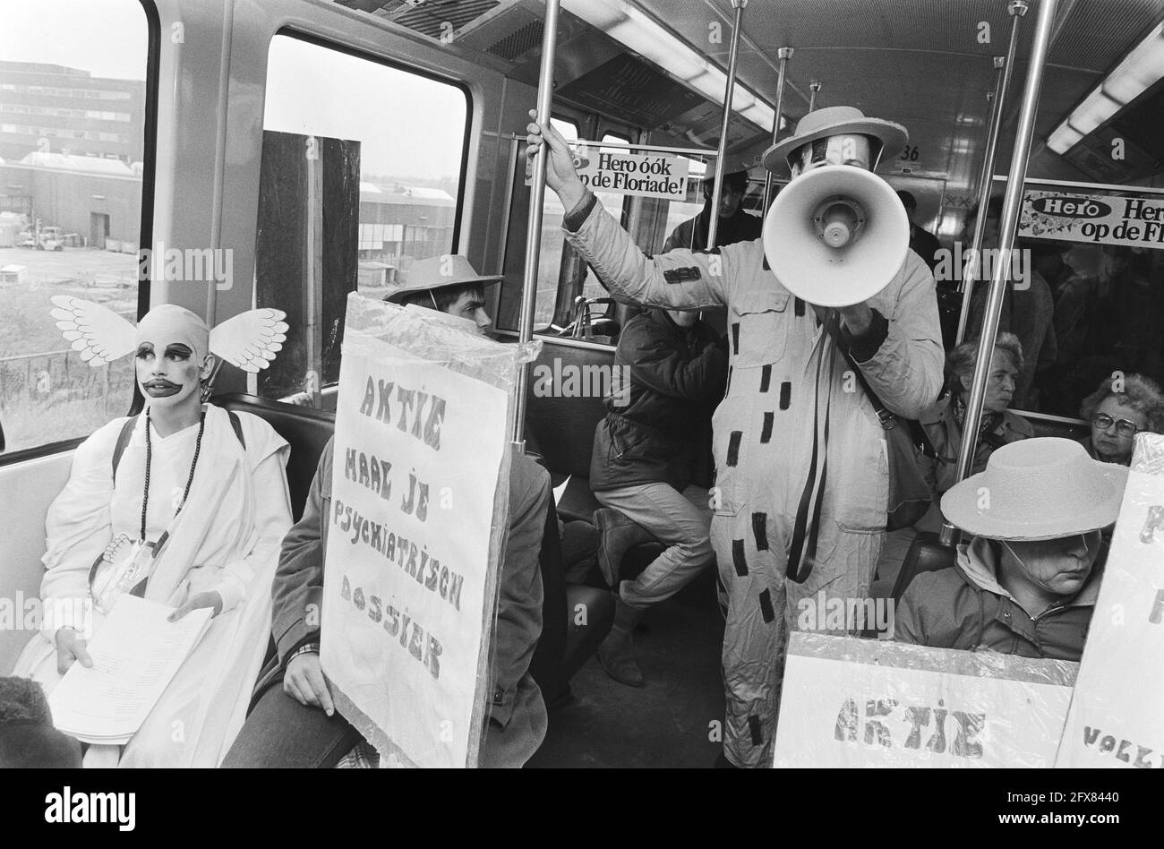 Aktion Holen Sie Ihre Akte von psychiatrischen Patienten beim AMC in Verbindung mit schlechten Vorkehrungen für die Inspektion der Akte einige Demonstranten an der U-Bahn-Station, 6. Mai 1982, AKTIONEN, PATIENTEN, Niederlande, Presseagentur des 20. Jahrhunderts, Foto, Nachrichten zum erinnern, Dokumentarfilm, historische Fotografie 1945-1990, visuelle Geschichten, Menschliche Geschichte des zwanzigsten Jahrhunderts, Momente in der Zeit festzuhalten Stockfoto