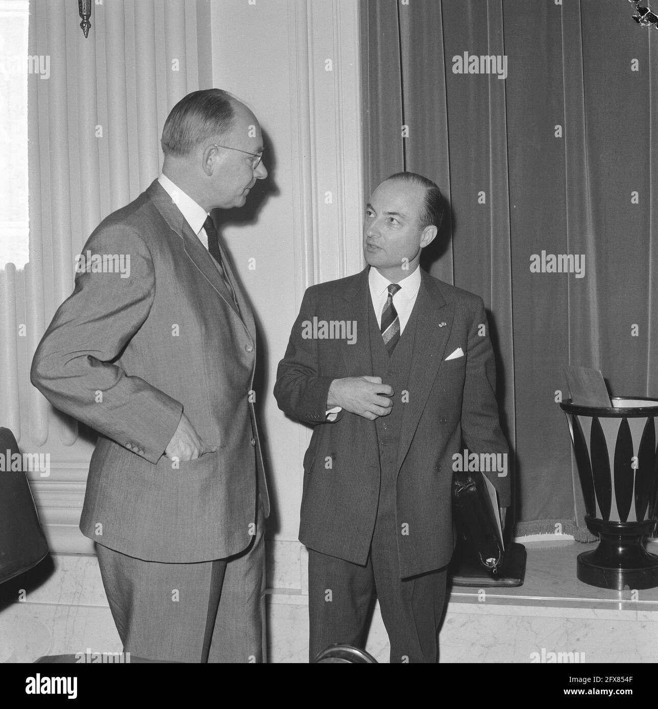 Anne Vondeling (l) und Norbert Schmelzer im Gespräch, 14. April 1964, Parlamentsdebatten, Parlamentarier, Politik, Königshäuser, Niederlande, Presseagentur des 20. Jahrhunderts Foto, Nachrichten zu erinnern, Dokumentarfilm, historische Fotografie 1945-1990, visuelle Geschichten, Menschliche Geschichte des zwanzigsten Jahrhunderts, Momente in der Zeit festzuhalten Stockfoto