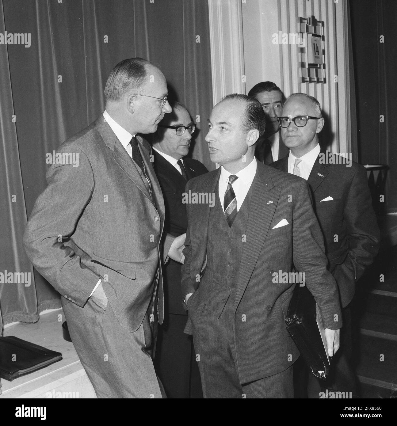 Anne Vondeling (PvdA) (l) im Gespräch mit Norbert Schmelzer (KVP) (r), 14. April 1964, Parlamentsdebatten, Parlamentarier, Parlamente, Niederlande, Presseagentur des 20. Jahrhunderts, Foto, zu erinnerende Nachrichten, Dokumentarfilm, historische Fotografie 1945-1990, visuelle Geschichten, Menschliche Geschichte des zwanzigsten Jahrhunderts, Momente in der Zeit festzuhalten Stockfoto