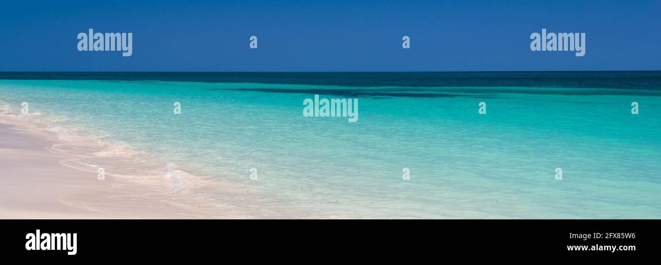 Perfekter tropischer Strand und Lagune, panoramischer Sommerhintergrund Stockfoto