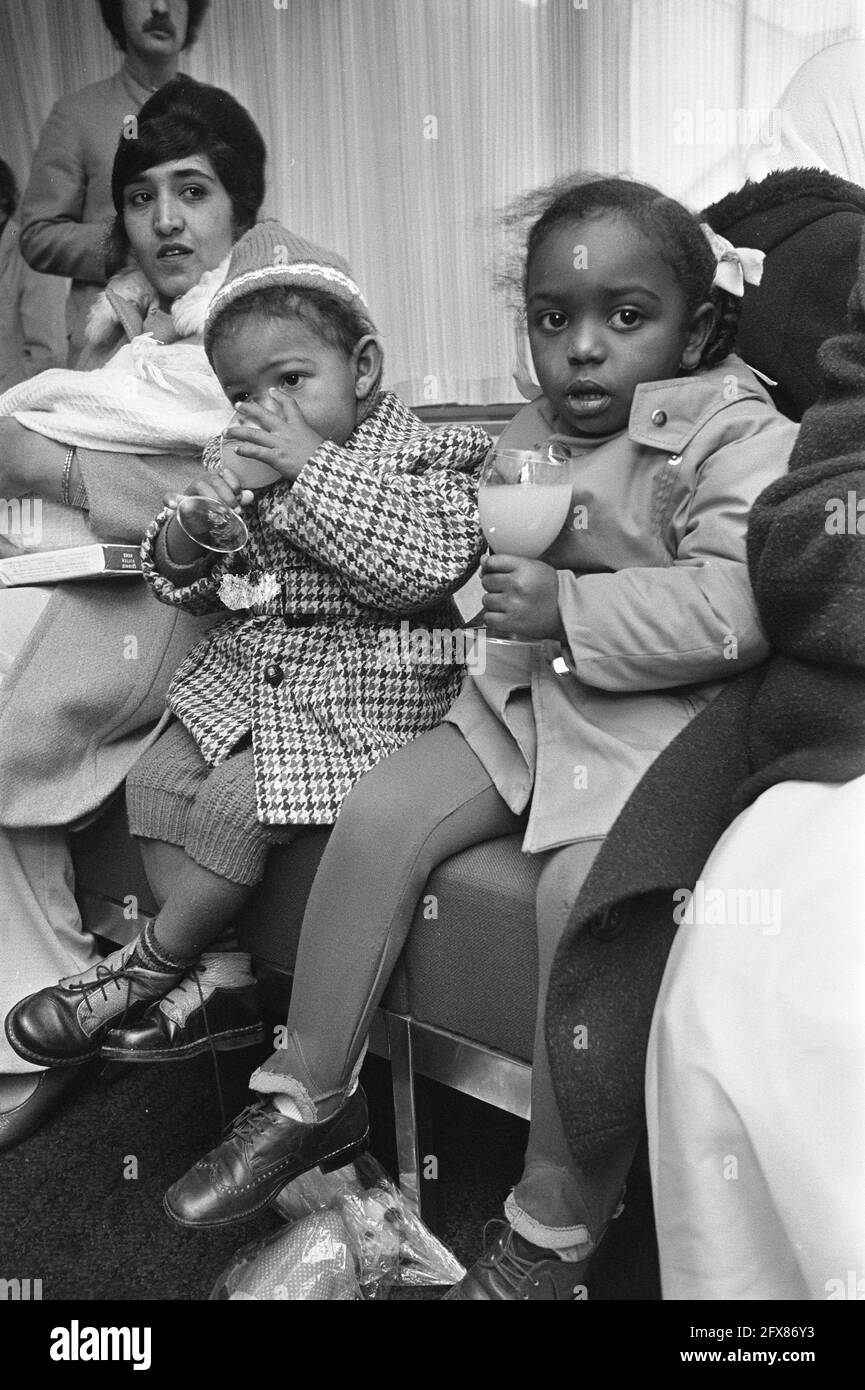 Asiaten deportierten Uganda am Flughafen Schiphol, zwei Kinder, 24. November 1972, Kinder, Ankünfte, Niederlande, Foto der Presseagentur des 20. Jahrhunderts, zu erinnerende Nachrichten, Dokumentarfilm, historische Fotografie 1945-1990, visuelle Geschichten, Menschliche Geschichte des zwanzigsten Jahrhunderts, Momente in der Zeit festzuhalten Stockfoto