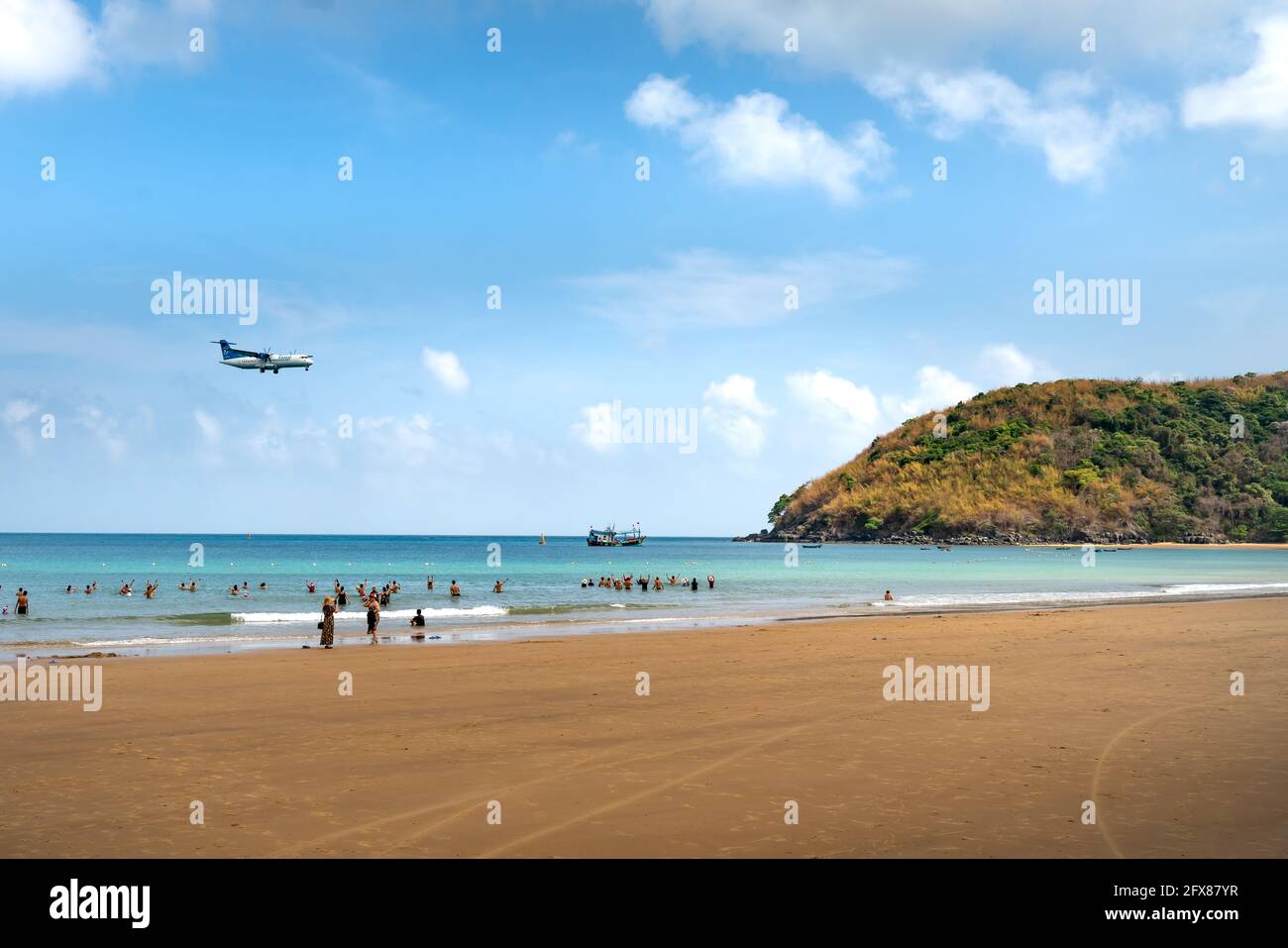 Con Dao Island in der Provinz Ba Ria-Vung Tau, Vietnam - 11. April 2021: Das Flugzeug landet auf der Insel Con Dao in Vietnam Stockfoto
