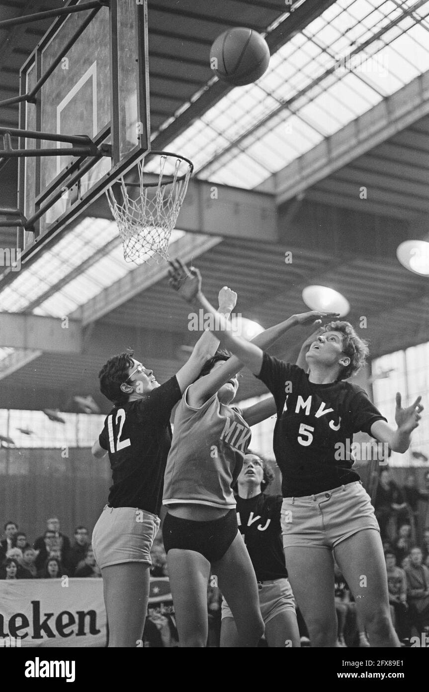 Basketball D. AMVJ European Cup gegen MTK Budapest 62-57. Game Moments, 11. November 1967, BASKETBAL, Niederlande, 20. Jahrhundert Presseagentur Foto, Nachrichten zu erinnern, Dokumentarfilm, historische Fotografie 1945-1990, visuelle Geschichten, Menschliche Geschichte des zwanzigsten Jahrhunderts, Momente in der Zeit festzuhalten Stockfoto