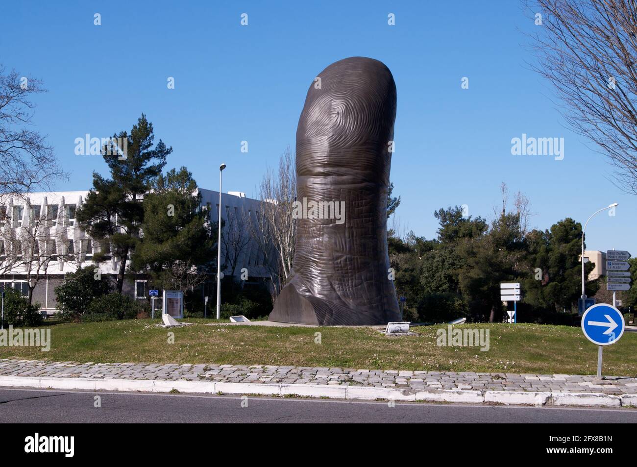 „Le Pouce Géant“ Cesars Skulptur, Avenue de Hambourg, Marseille Stockfoto