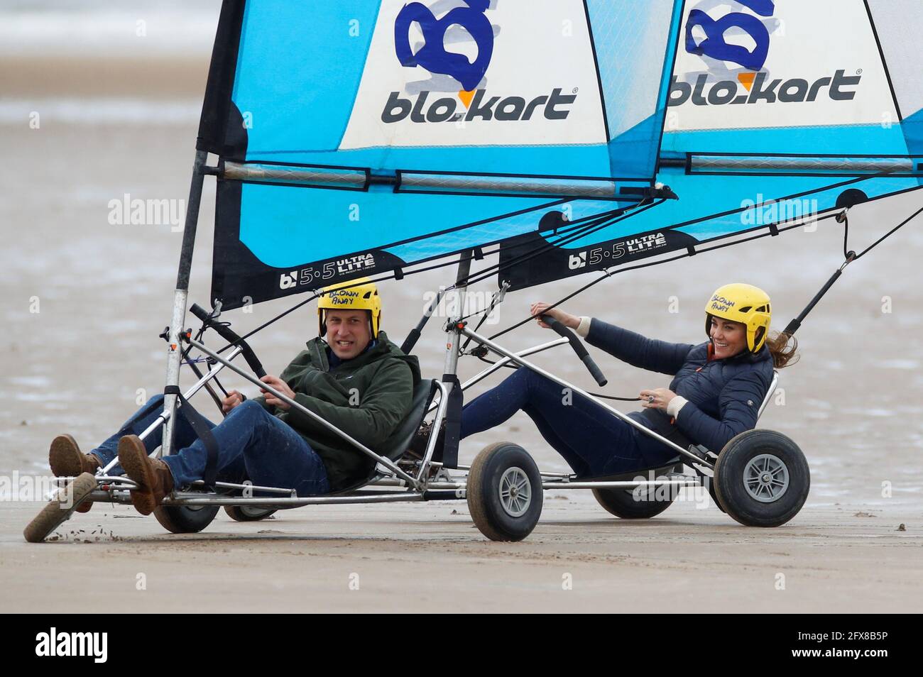 Der Herzog und die Herzogin von Cambridge landet beim Segeln am Strand von St Andrews. Bilddatum: Mittwoch, 26. Mai 2021. Stockfoto