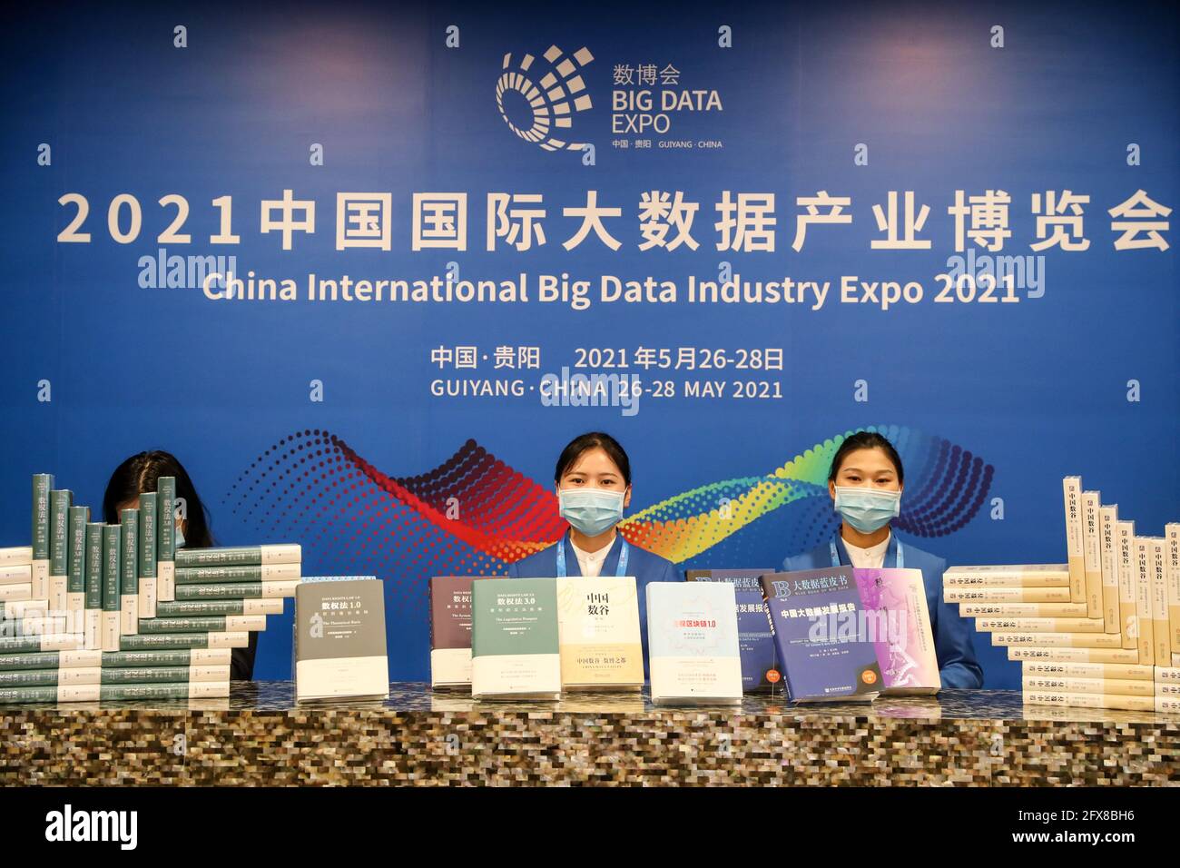 (210526) -- GUIYANG, 26. Mai 2021 (Xinhua) -- datenbezogene Publikationen werden auf der China International Big Data Industry Expo 2021 in Guiyang, südwestlich der chinesischen Provinz Guizhou, am 26. Mai 2021 ausgestellt. Hier wurde am Mittwoch die China International Big Data Industry Expo 2021 eröffnet, auf der modernste wissenschaftliche und technologische Innovationen und Errungenschaften auf dem jeweiligen Gebiet vorgestellt wurden. Unter dem Motto „Umarmung digitaler Intelligenz, Bereitstellung neuer Entwicklungen“ ist die diesjährige expo sowohl online als auch offline geplant. Auf der expo werden sechs hochrangige Dialoge stattfinden, um Themen wie die Datensicherheit zu diskutieren Stockfoto