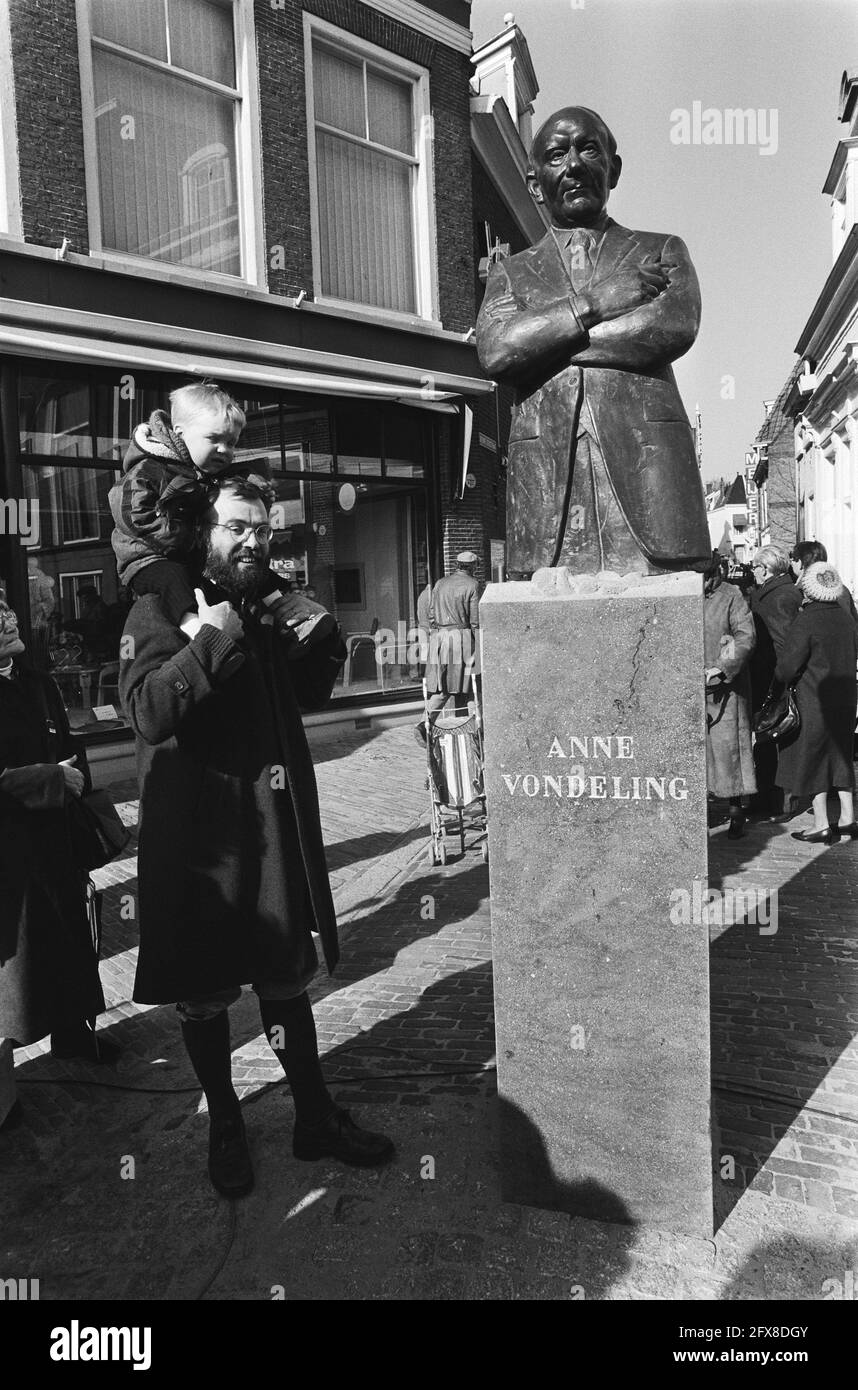 Statue in Leeuwarden enthüllt von der ehemaligen II Kammer Präsidentin Dr. Anne Vondeling . Die Statue von Vondeling nach der Enthüllung, 2. März 1982, Bilder, Enthüllungen, Niederlande, Presseagentur des 20. Jahrhunderts, Foto, Nachrichten zum erinnern, Dokumentarfilm, historische Fotografie 1945-1990, visuelle Geschichten, Menschliche Geschichte des zwanzigsten Jahrhunderts, Momente in der Zeit festzuhalten Stockfoto