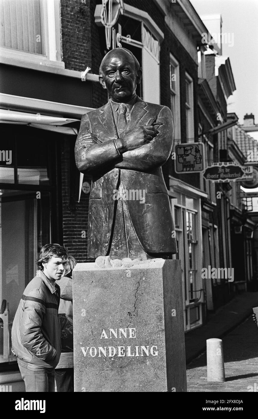 Statue in Leeuwarden enthüllt von der ehemaligen II Kammer Präsidentin Dr. Anne Vondeling . Die Statue von Vondeling nach der Enthüllung, 2. März 1982, Bilder, Enthüllungen, Niederlande, 20. Jahrhundert Presseagentur Foto, Nachrichten zu erinnern, Dokumentarfilm, historische Fotografie 1945-1990, visuelle Geschichten, Menschliche Geschichte des zwanzigsten Jahrhunderts, Momente in der Zeit festzuhalten Stockfoto