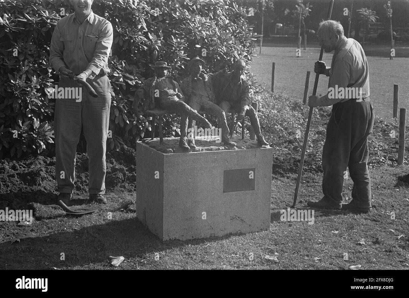 Statue von Bayens (3 Figuren auf Bank) im Oosterpark Amsterdam, die Skulptur, 7. Oktober 1971, Bilder, Niederlande, 20. Jahrhundert Presseagentur Foto, Nachrichten zu erinnern, Dokumentarfilm, historische Fotografie 1945-1990, visuelle Geschichten, Menschliche Geschichte des zwanzigsten Jahrhunderts, Momente in der Zeit festzuhalten Stockfoto