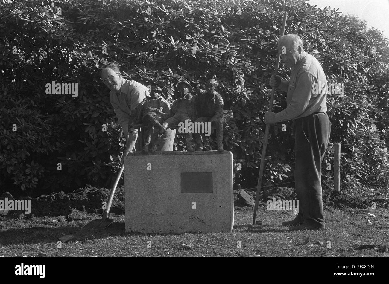 Statue von Bayens (3 Figuren auf Bank) im Oosterpark Amsterdam, die Skulptur, 7. Oktober 1971, Bilder, Niederlande, 20. Jahrhundert Presseagentur Foto, Nachrichten zu erinnern, Dokumentarfilm, historische Fotografie 1945-1990, visuelle Geschichten, Menschliche Geschichte des zwanzigsten Jahrhunderts, Momente in der Zeit festzuhalten Stockfoto