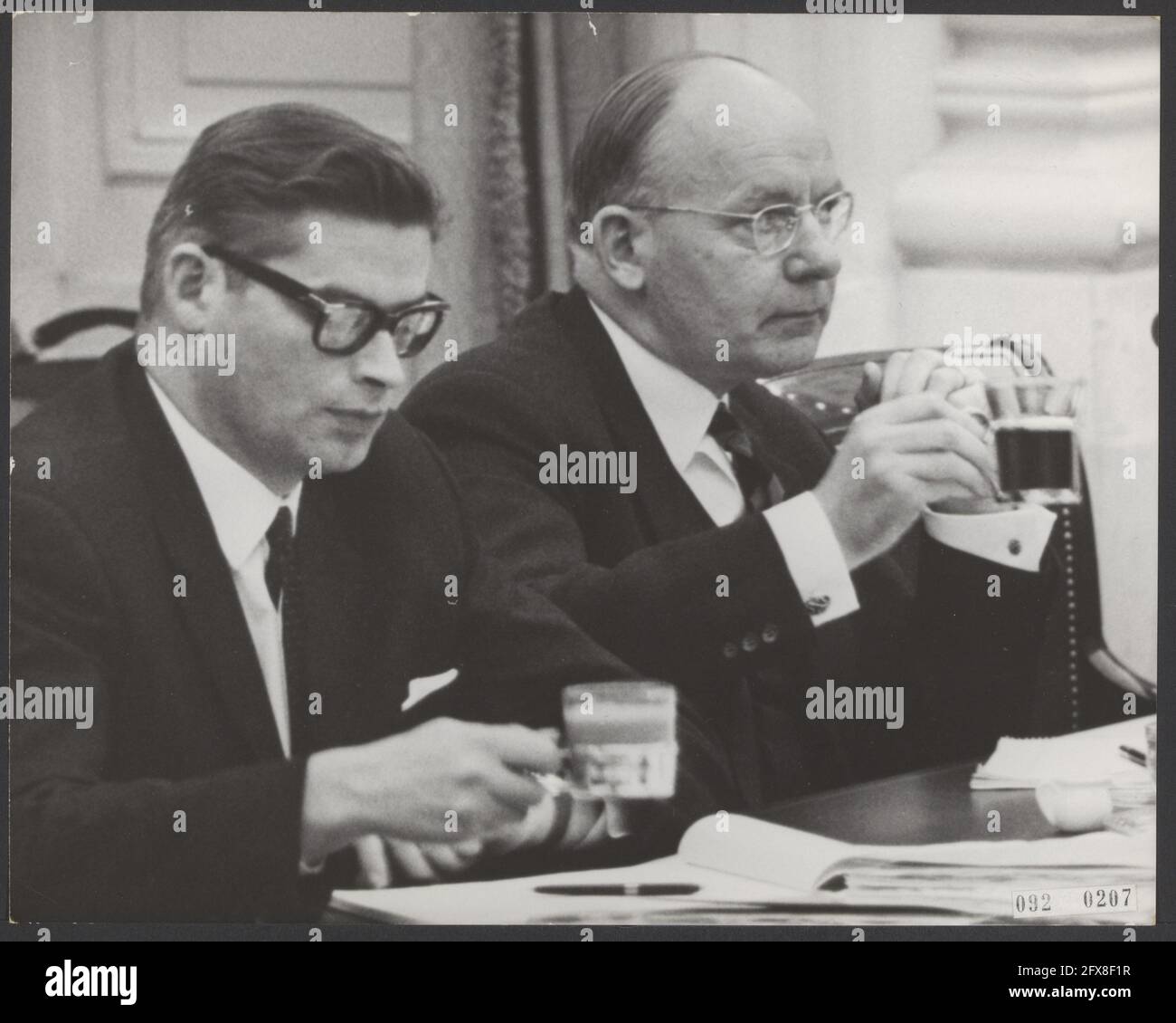 Prüfung von Steuervorschlägen im Repräsentantenhaus. Staatssekretär W. Hoefnagels (l) und Ministerin Anne Vondeling, 24. November 1965, Minister, Staatssekretäre, Niederlande, Presseagentur des 20. Jahrhunderts, Foto, Nachrichten zum erinnern, Dokumentarfilm, historische Fotografie 1945-1990, visuelle Geschichten, Menschliche Geschichte des zwanzigsten Jahrhunderts, Momente in der Zeit festzuhalten Stockfoto