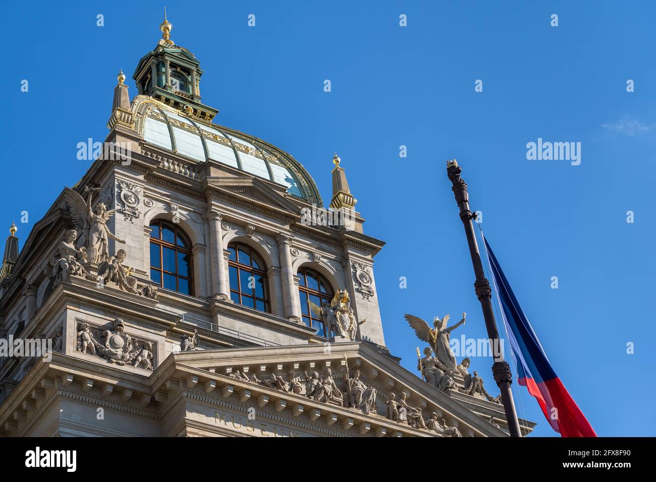 Das Nationalmuseum in Prag und das St. Wenzel Denkmal in der Neustadt, Prag, Tschechien. Národní Muzeum. Stockfoto