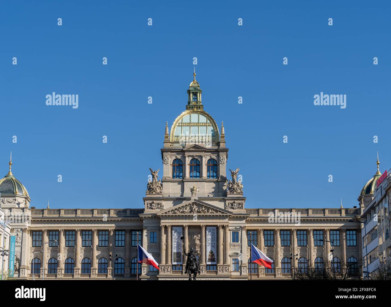 Das Nationalmuseum in Prag und das St. Wenzel Denkmal in der Neustadt, Prag, Tschechien. Národní Muzeum. Stockfoto