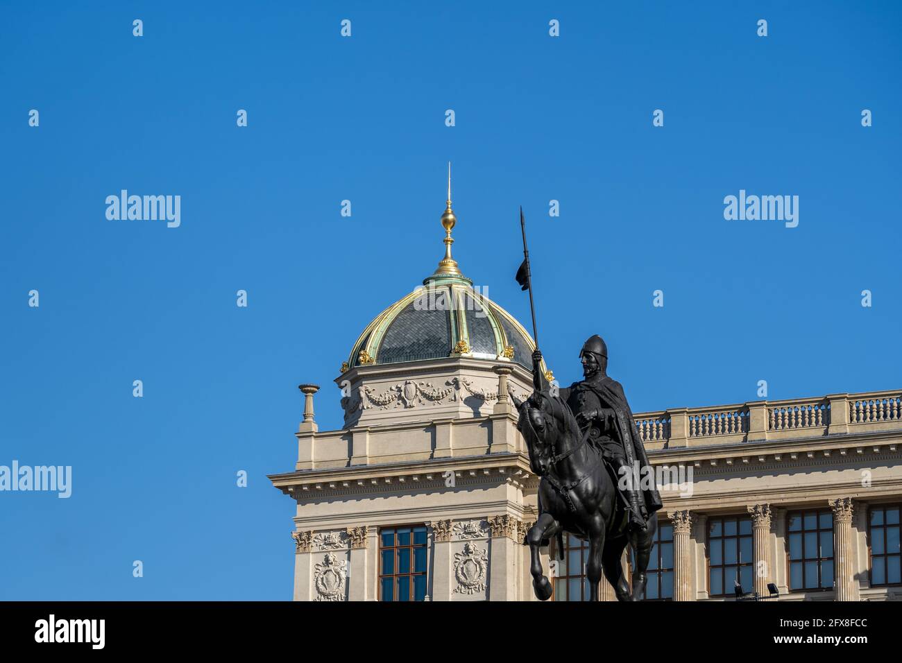 Das Nationalmuseum in Prag und das St. Wenzel Denkmal in der Neustadt, Prag, Tschechien. Národní Muzeum. Stockfoto