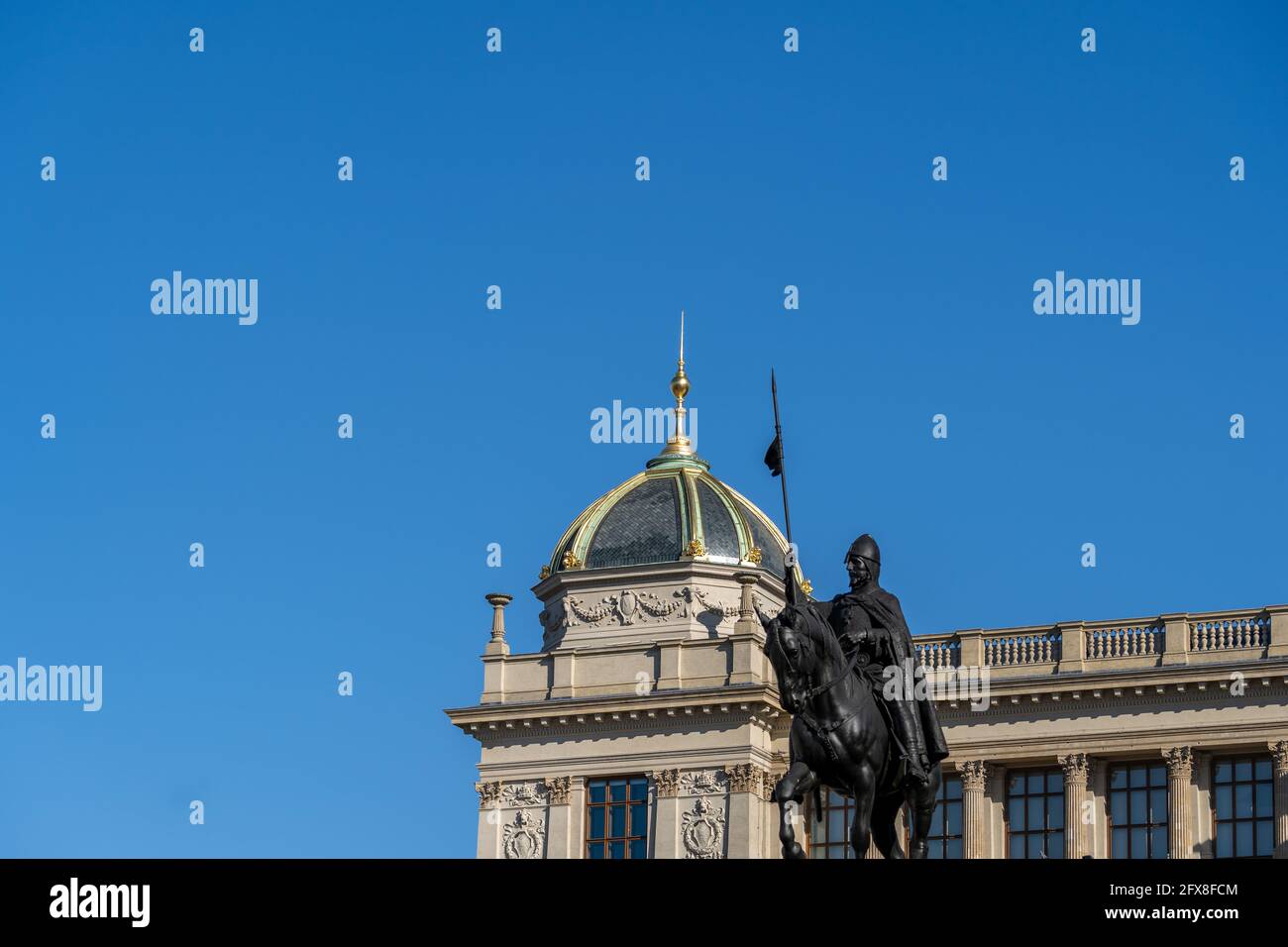 Das Nationalmuseum in Prag und das St. Wenzel Denkmal in der Neustadt, Prag, Tschechien. Národní Muzeum. Stockfoto