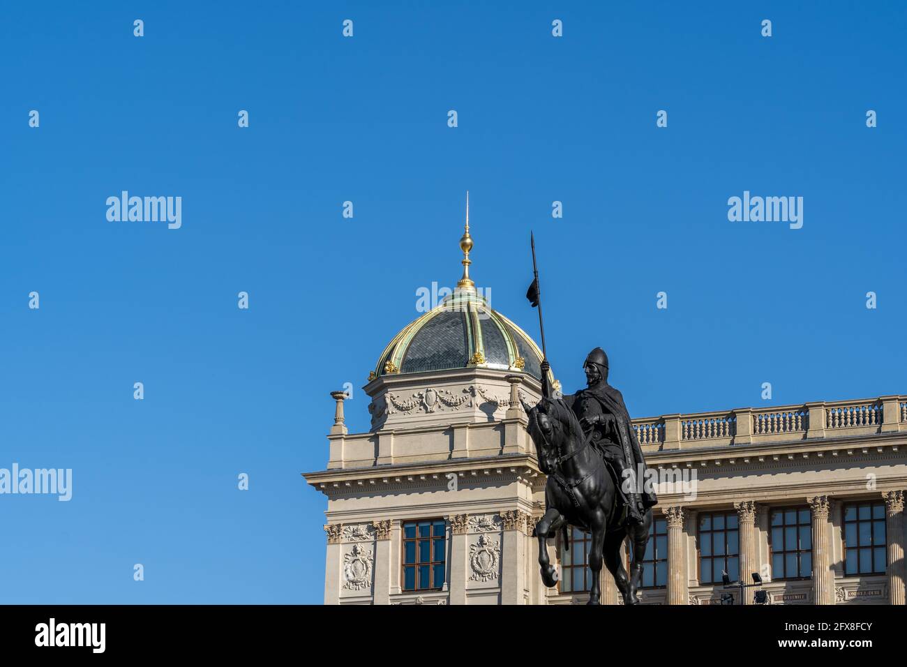 Das Nationalmuseum in Prag und das St. Wenzel Denkmal in der Neustadt, Prag, Tschechien. Národní Muzeum. Stockfoto