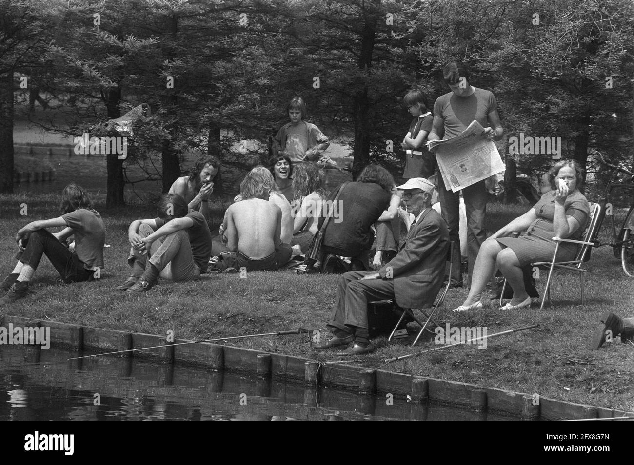 Ältere Fischer, die von Hippies umgeben sind, im Vondelpark in Amsterdam, 26. Juni 1972, Angeln, Hippies, Jugend, Senioren, Parks, Freizeit, Niederlande, 20. Jahrhundert Presseagentur Foto, Nachrichten zu erinnern, Dokumentarfilm, historische Fotografie 1945-1990, visuelle Geschichten, Menschliche Geschichte des zwanzigsten Jahrhunderts, Momente in der Zeit festzuhalten Stockfoto