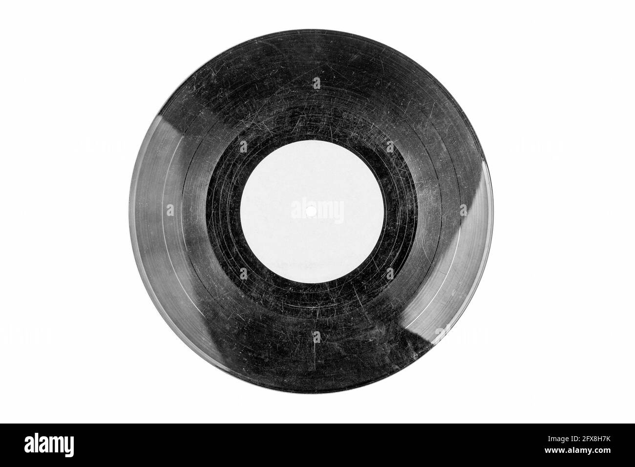 Altmodisch beschädigte zerkratzte Vinyl-Platte, schwarz-weiße hdr, Objekt isoliert auf weißem Hintergrund, ausgeschnitten, leeres leeres Etikett. Klassischer Jahrgang RE Stockfoto