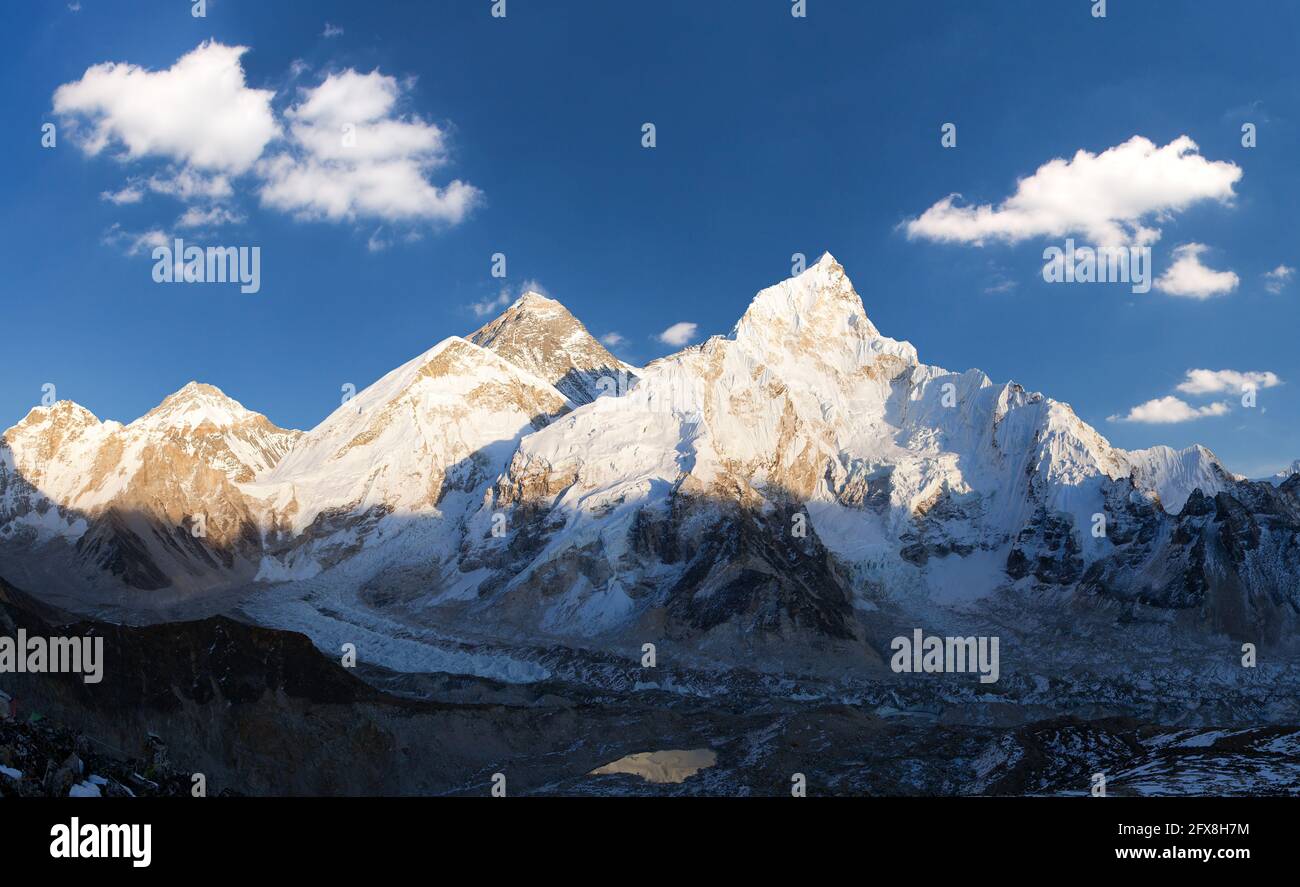 Abenduntergang Panoramablick auf Mount Everest und Mount Nuptse mit schönen blauen Himmel und Wolken von Kala Patthar, Khumbu Tal, Sagarmatha Nation Stockfoto