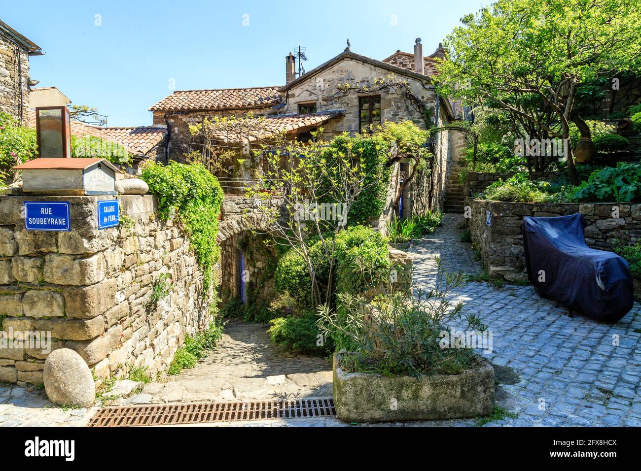 Frankreich, Ardeche, Nationalpark Cevennes, regionaler Naturpark Monts d'Ardeche, Les Vans, Naves Dorf, Gasse und typische Häuser // Frankreich, Ardèche ( Stockfoto