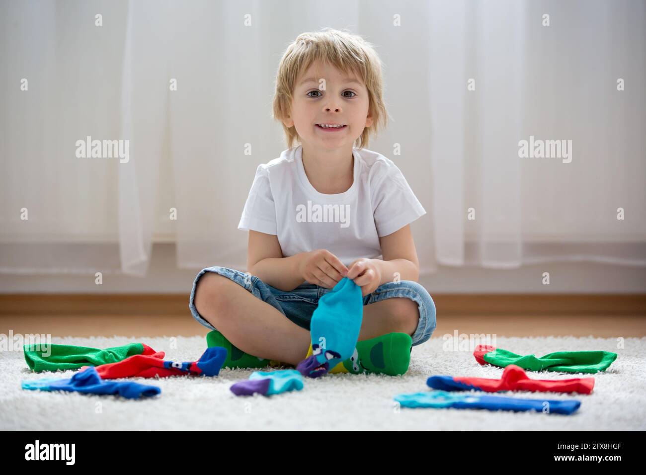 Kinderfüße mit verschiedenen Socken stehen in Reihen, Kinder tragen  verschiedene bunte Socken Stockfotografie - Alamy
