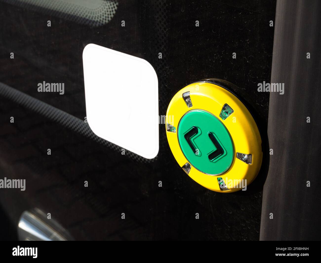 Tram außen grüne Tür öffnen Taste, Objekt Detail, Nahaufnahme, einfache moderne Fahrzeugtüren drücken Taste aus der Nähe. Öffentlicher Verkehr, Stadtleben, städtisch Stockfoto