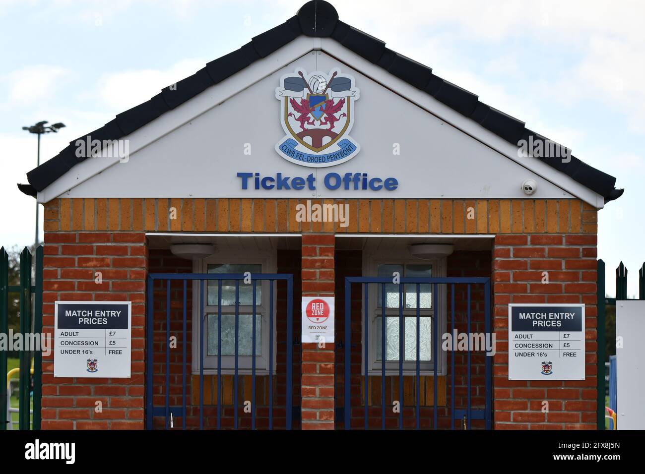 Bridgend, Wales. 10. Oktober 2020. Das Kartenbüro des Penybont FC vor dem JD Cymru Premier-Spiel zwischen Penybont und den New Saints im SDM Glass Stadium in Bridgend, Wales, Großbritannien, am 10. Oktober 2020. Sportstadien in ganz Großbritannien unterliegen aufgrund der Coronavirus-Pandemie weiterhin strengen Beschränkungen, da staatliche Gesetze zur sozialen Distanzierung Fans innerhalb von Veranstaltungsorten verbieten, was dazu führt, dass Spiele hinter verschlossenen Türen gespielt werden. Quelle: Duncan Thomas/Majestic Media. Stockfoto