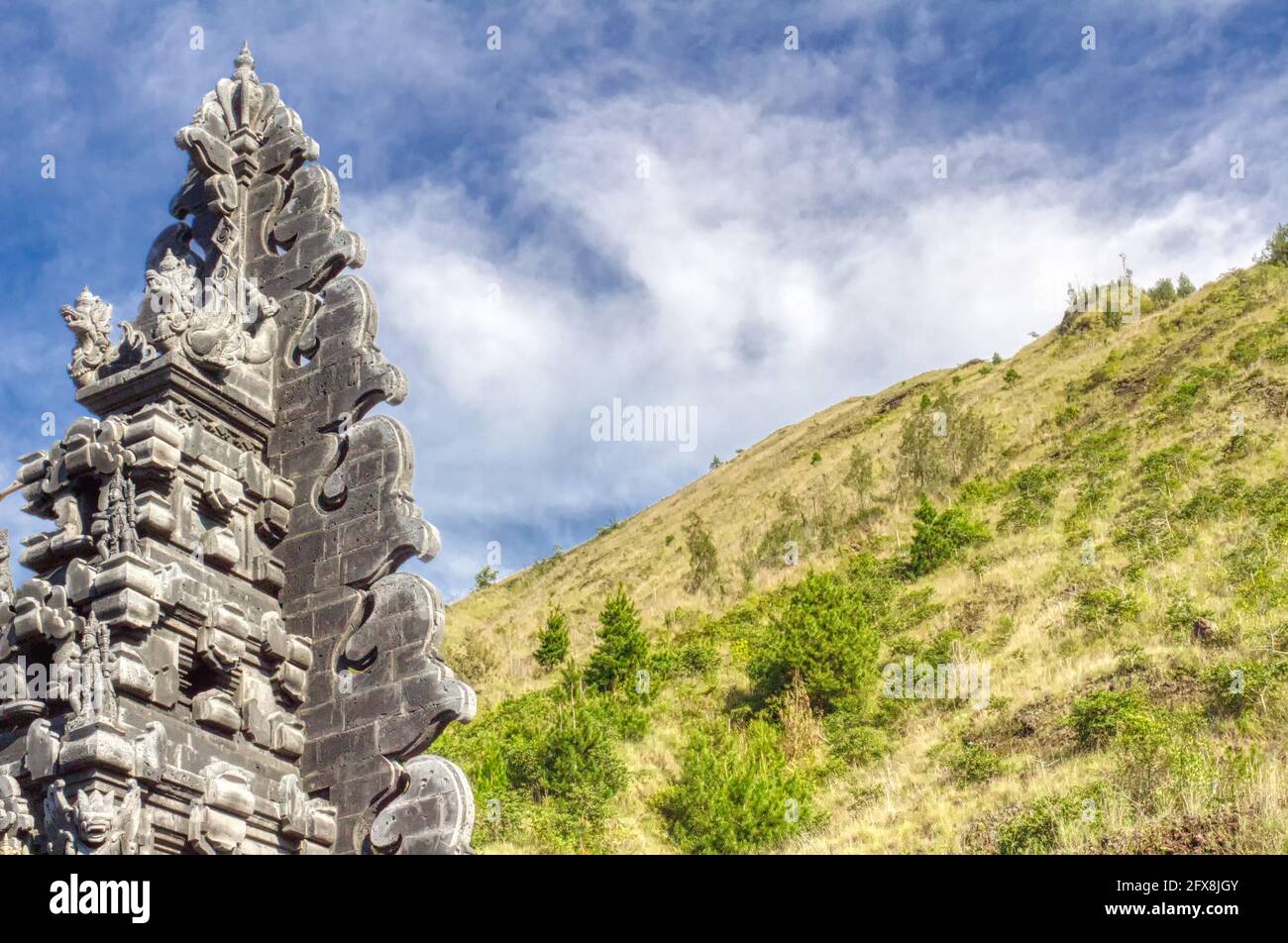 Indonesischer Schrein. Religiöse Gebäude aus vulkanischem Stein. Bali Island, Mount Batur. Stockfoto
