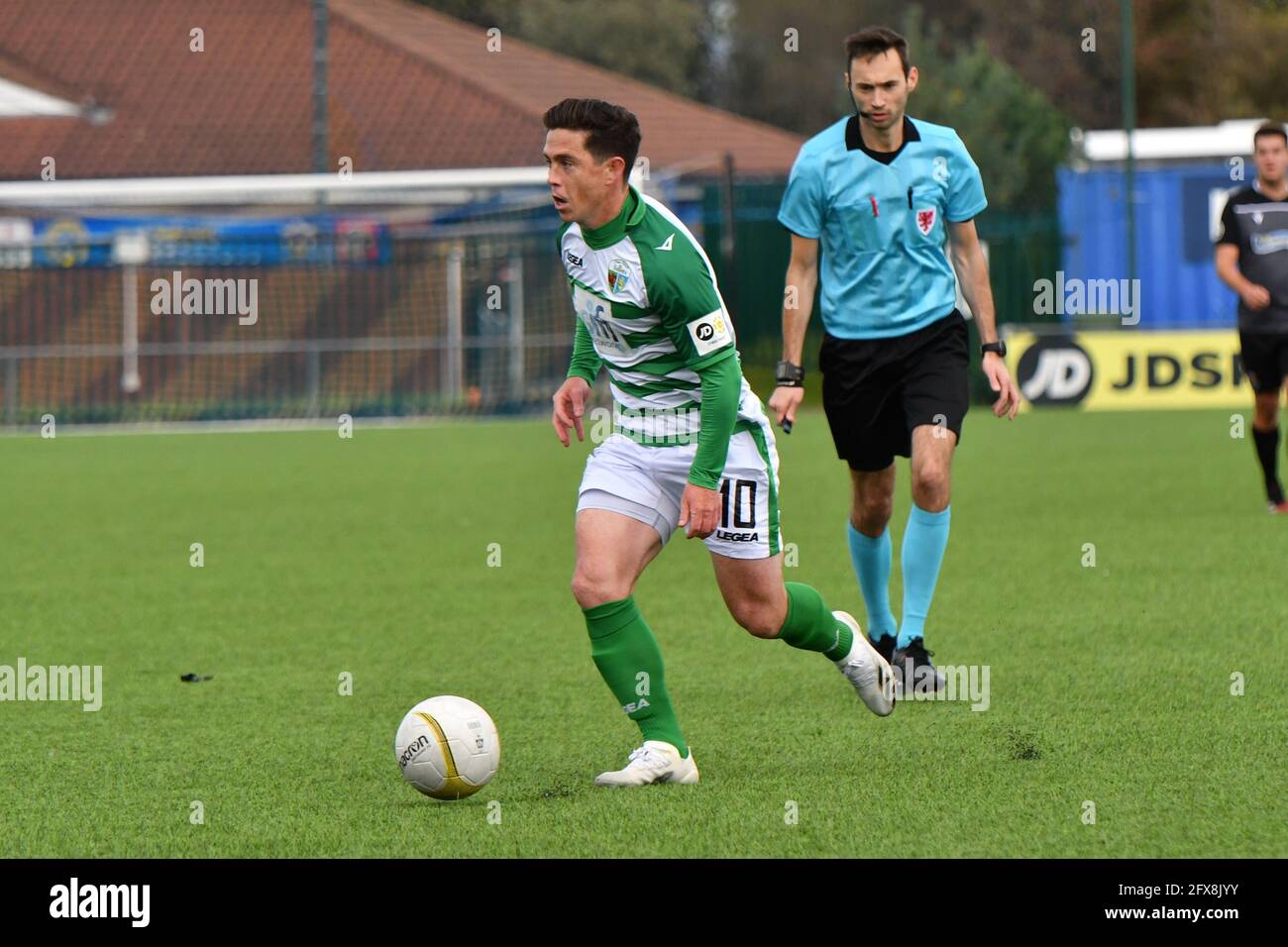 Bridgend, Wales. 10. Oktober 2020. Daniel Redmond von den New Saints in Aktion beim JD Cymru Premier-Spiel zwischen Penybont und den New Saints im SDM Glass Stadium in Bridgend, Wales, Großbritannien, am 10. Oktober 2020. Sportstadien in ganz Großbritannien unterliegen aufgrund der Coronavirus-Pandemie weiterhin strengen Beschränkungen, da staatliche Gesetze zur sozialen Distanzierung Fans innerhalb von Veranstaltungsorten verbieten, was dazu führt, dass Spiele hinter verschlossenen Türen gespielt werden. Quelle: Duncan Thomas/Majestic Media. Stockfoto