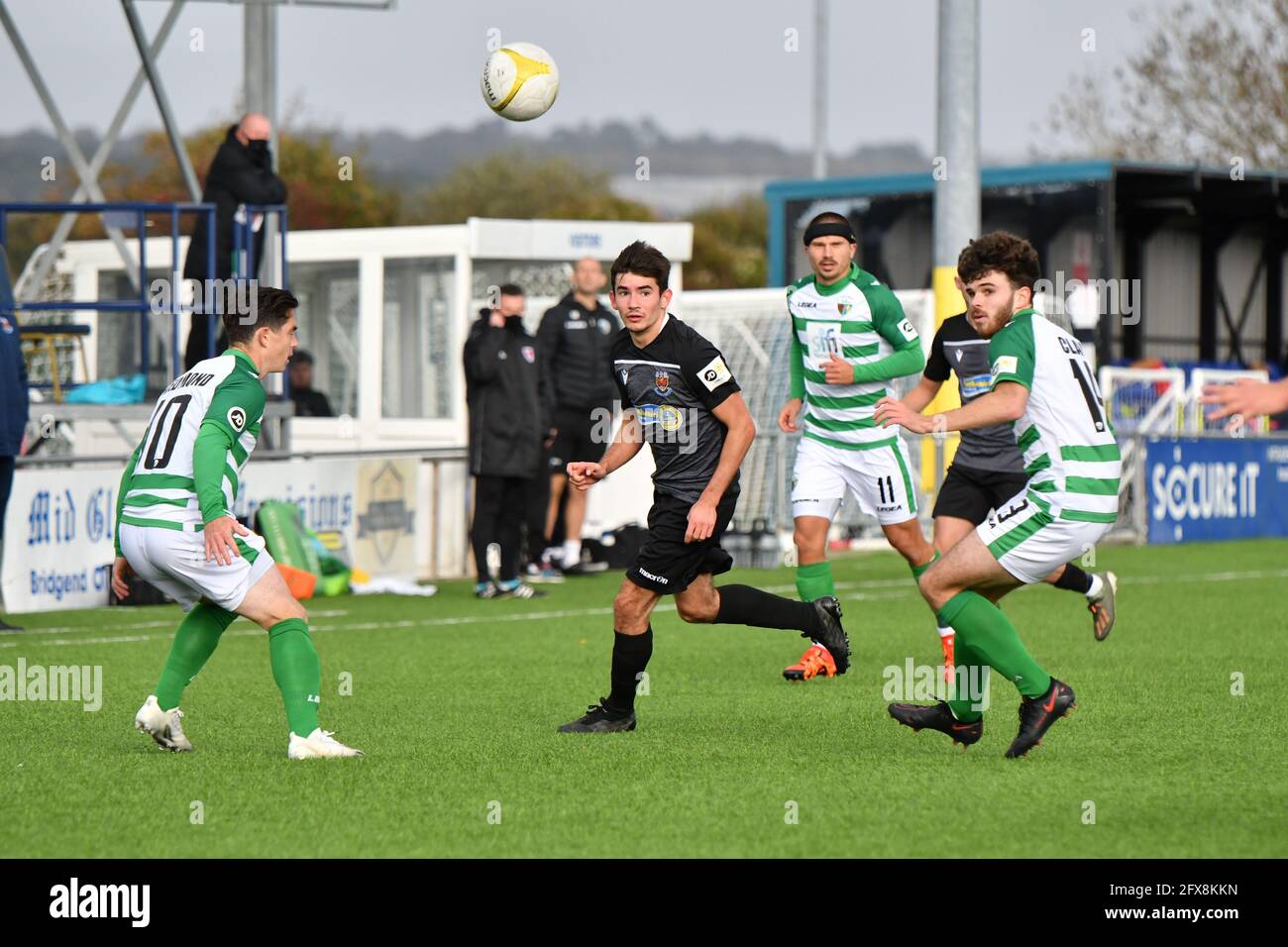 Bridgend, Wales. 10. Oktober 2020. Kostya Georgievsky aus Penybont in Aktion beim JD Cymru Premier-Spiel zwischen Penybont und den New Saints am 10. Oktober 2020 im SDM Glass Stadium in Bridgend, Wales, Großbritannien. Sportstadien in ganz Großbritannien unterliegen aufgrund der Coronavirus-Pandemie weiterhin strengen Beschränkungen, da staatliche Gesetze zur sozialen Distanzierung Fans innerhalb von Veranstaltungsorten verbieten, was dazu führt, dass Spiele hinter verschlossenen Türen gespielt werden. Quelle: Duncan Thomas/Majestic Media. Stockfoto