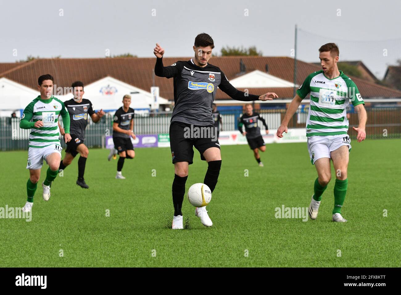 Bridgend, Wales. 10. Oktober 2020. Ben Ahmun von Penybont in Aktion beim JD Cymru Premier-Spiel zwischen Penybont und den New Saints am 10. Oktober 2020 im SDM Glass Stadium in Bridgend, Wales, Großbritannien. Sportstadien in ganz Großbritannien unterliegen aufgrund der Coronavirus-Pandemie weiterhin strengen Beschränkungen, da staatliche Gesetze zur sozialen Distanzierung Fans innerhalb von Veranstaltungsorten verbieten, was dazu führt, dass Spiele hinter verschlossenen Türen gespielt werden. Quelle: Duncan Thomas/Majestic Media. Stockfoto