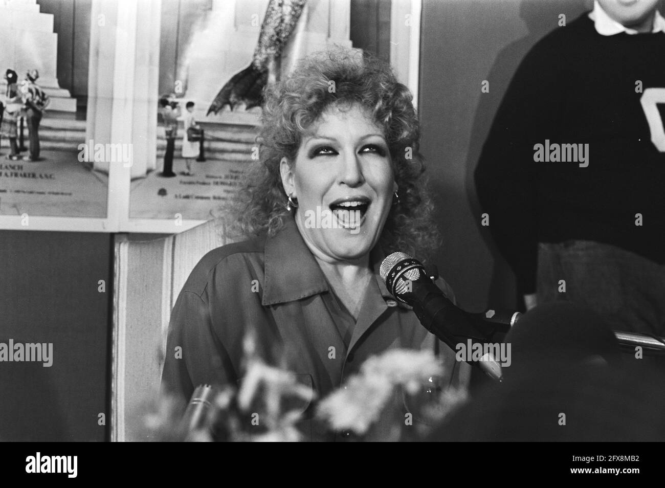 Bette Midler hält eine Pressekonferenz im Stadttheater in Amsterdam wegen des Films Divine Madness, 24. Januar 1981, Schauspieler, Film, Mikrofone, Pressekonferenzen, Niederlande, Foto der Presseagentur des 20. Jahrhunderts, zu erinnerende Nachrichten, Dokumentation, historische Fotografie 1945-1990, visuelle Geschichten, Menschliche Geschichte des zwanzigsten Jahrhunderts, Momente in der Zeit festzuhalten Stockfoto