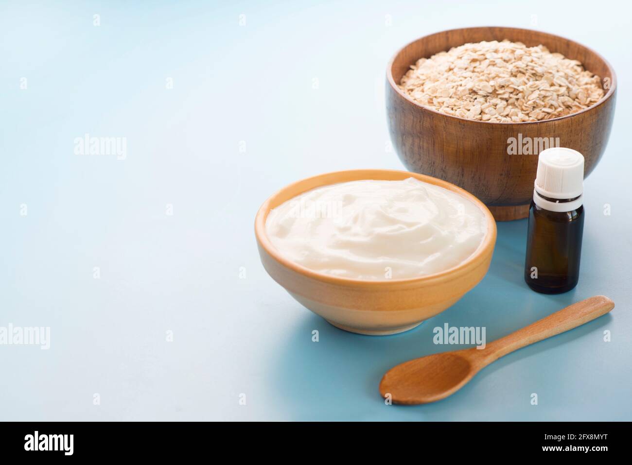Joghurt Maske Hafer und essentielles Öl Stockfotografie - Alamy
