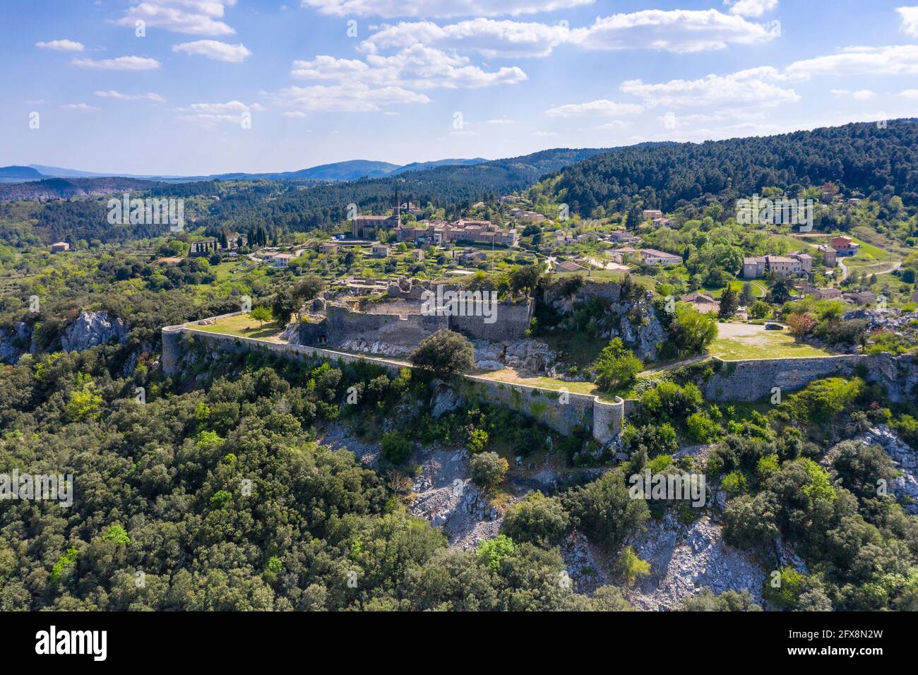 Frankreich, Ardeche, Nationalpark Cevennes, Banne, Gesamtansicht des Dorfes mit den Ruinen des Chateau de Banne, Burg von Banne (Luftaufnahme) // F Stockfoto