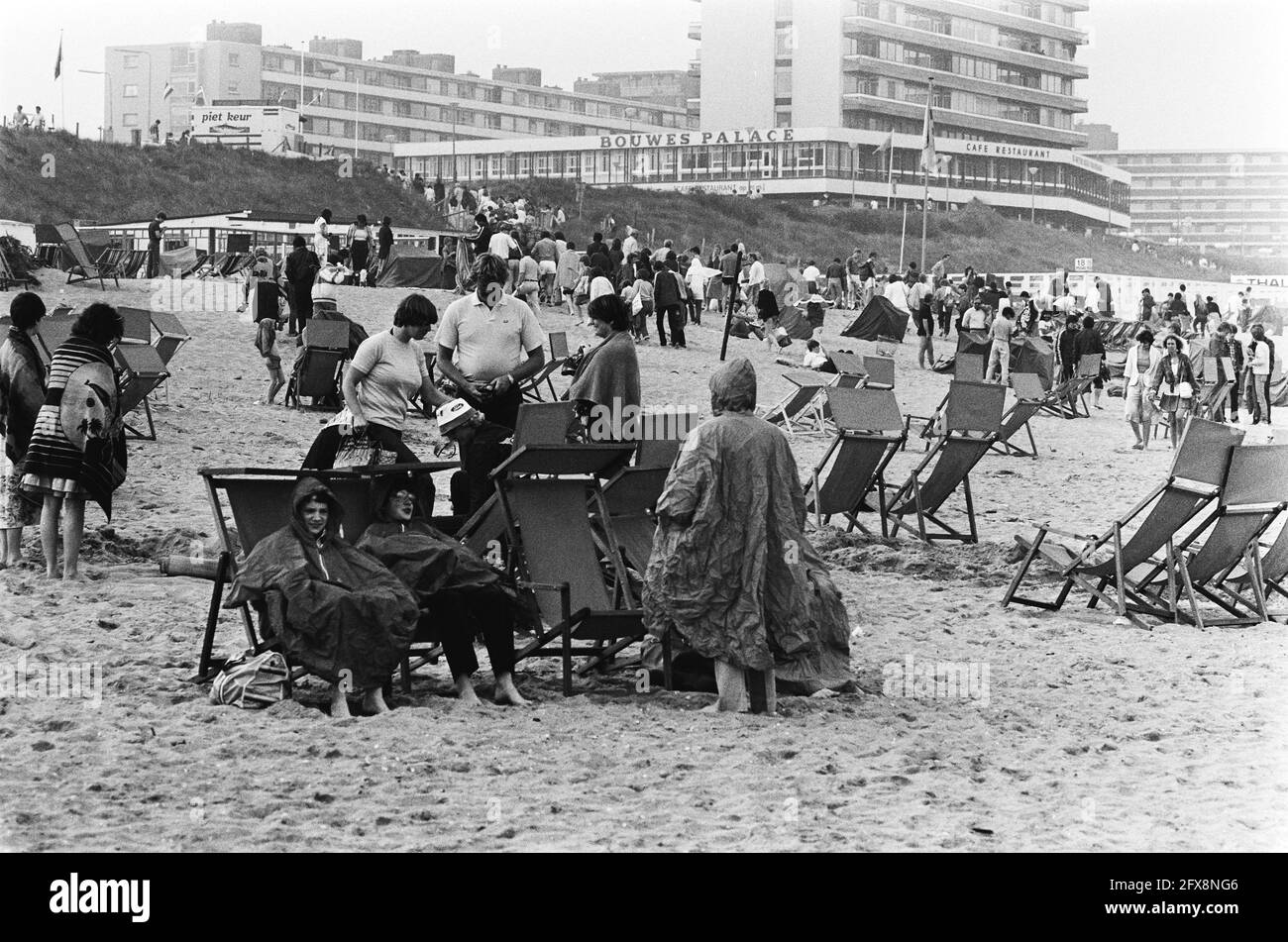 Wolke und Streifen von stinkenden Schaum (Foto) am Strand von Zandvoort hält den Strand ruhig; Menschen am Strand, 16. Mai 1982, Strände, Niederlande, Presseagentur des 20. Jahrhunderts, Foto, Nachrichten zum erinnern, Dokumentarfilm, historische Fotografie 1945-1990, visuelle Geschichten, Menschliche Geschichte des zwanzigsten Jahrhunderts, Momente in der Zeit festzuhalten Stockfoto