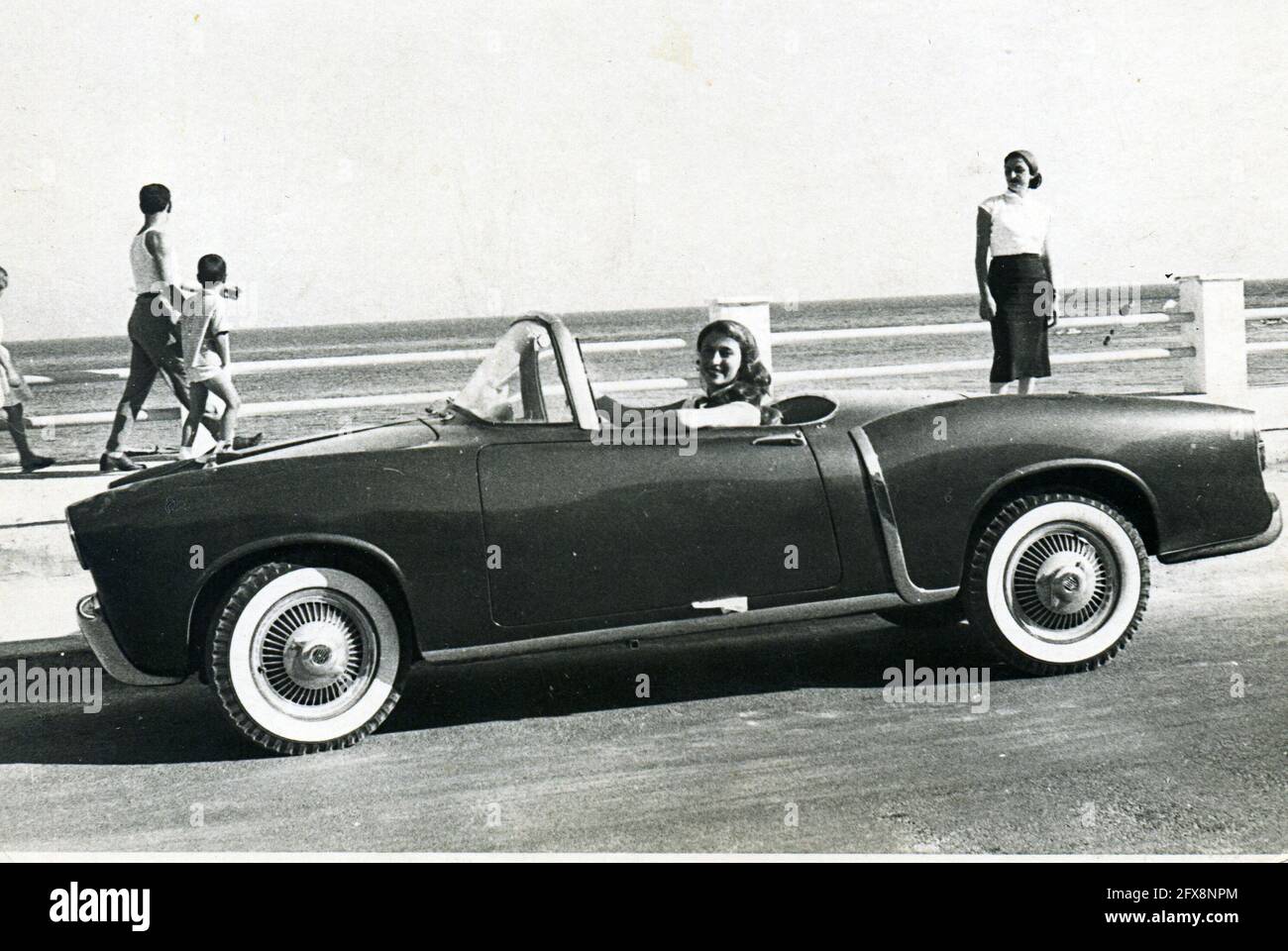 FRAU, DIE EIN 1958 FIAT 1100 TV-CABRIOLET FÄHRT Stockfoto