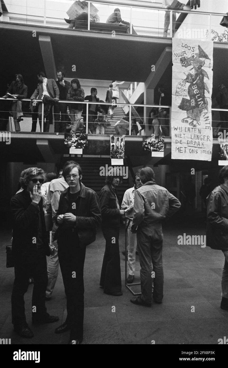 Die Besatzer der Maagdenhuis versammelten sich im Oudemanhuispoort in Amsterdam, um über die bevorstehenden Prozesse zu sprechen, am 9. Juni 1969, Besetzungen, Mitbestimmung, Studenten, Universitäten, Niederlande, Foto der Presseagentur des 20. Jahrhunderts, Nachrichten zum erinnern, Dokumentarfilm, historische Fotografie 1945-1990, visuelle Geschichten, Menschliche Geschichte des zwanzigsten Jahrhunderts, Momente in der Zeit festzuhalten Stockfoto