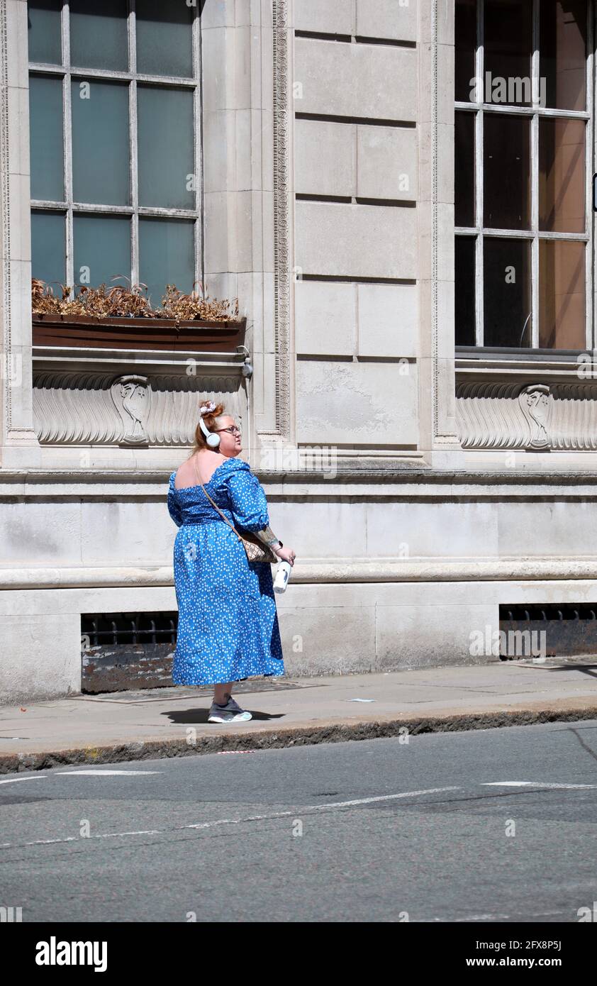 Frau in Liverpool, die an der Martins Bank in der Water Street vorbeiläuft Stockfoto