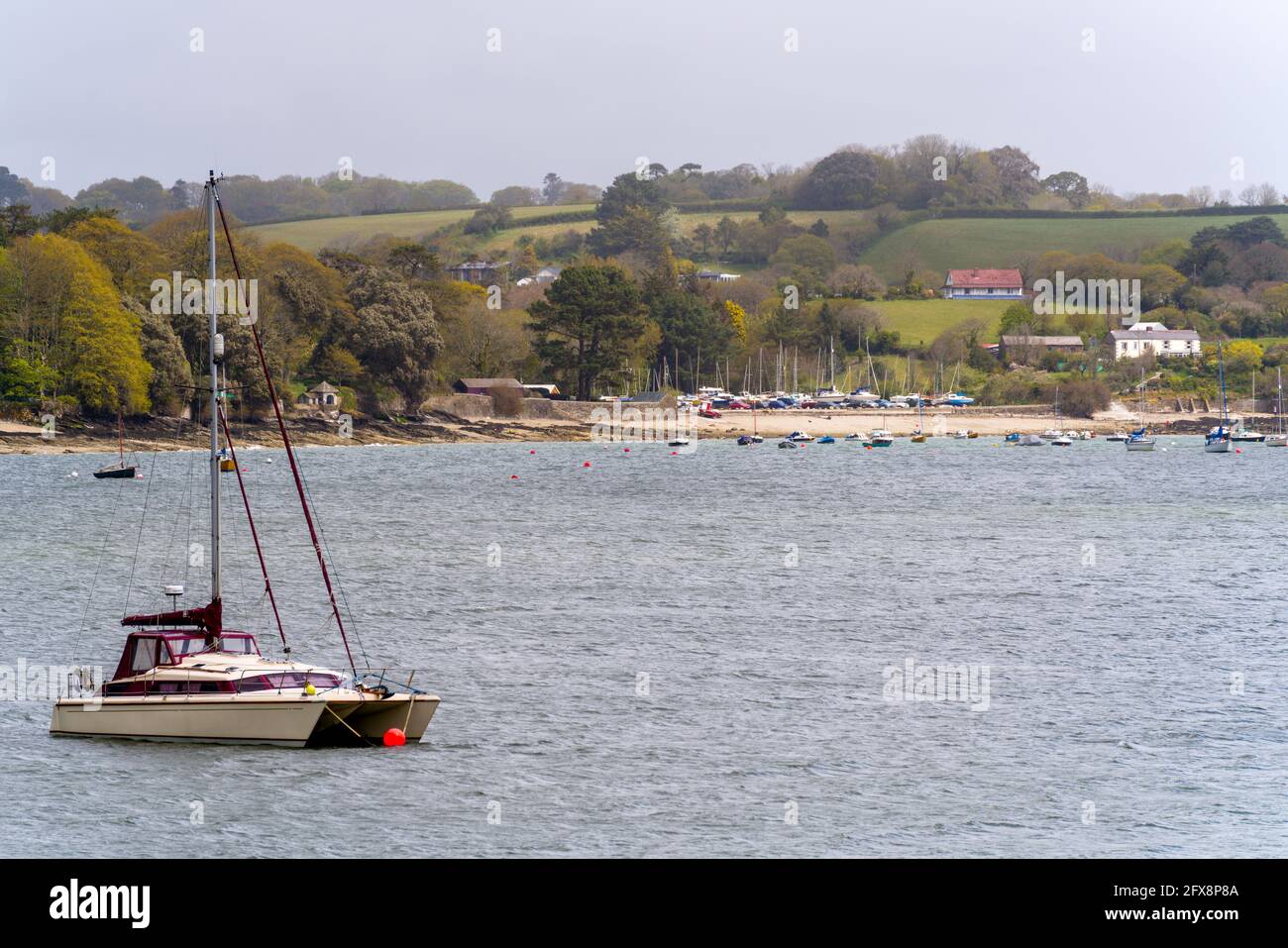 MYLOR BRIDGE, CORNWALL, Großbritannien - MAI 9 : Blick über den Restronguet Creek in der Nähe der Mylor Bridge, Falmouth, Cornwall am 9. Mai 2021 Stockfoto